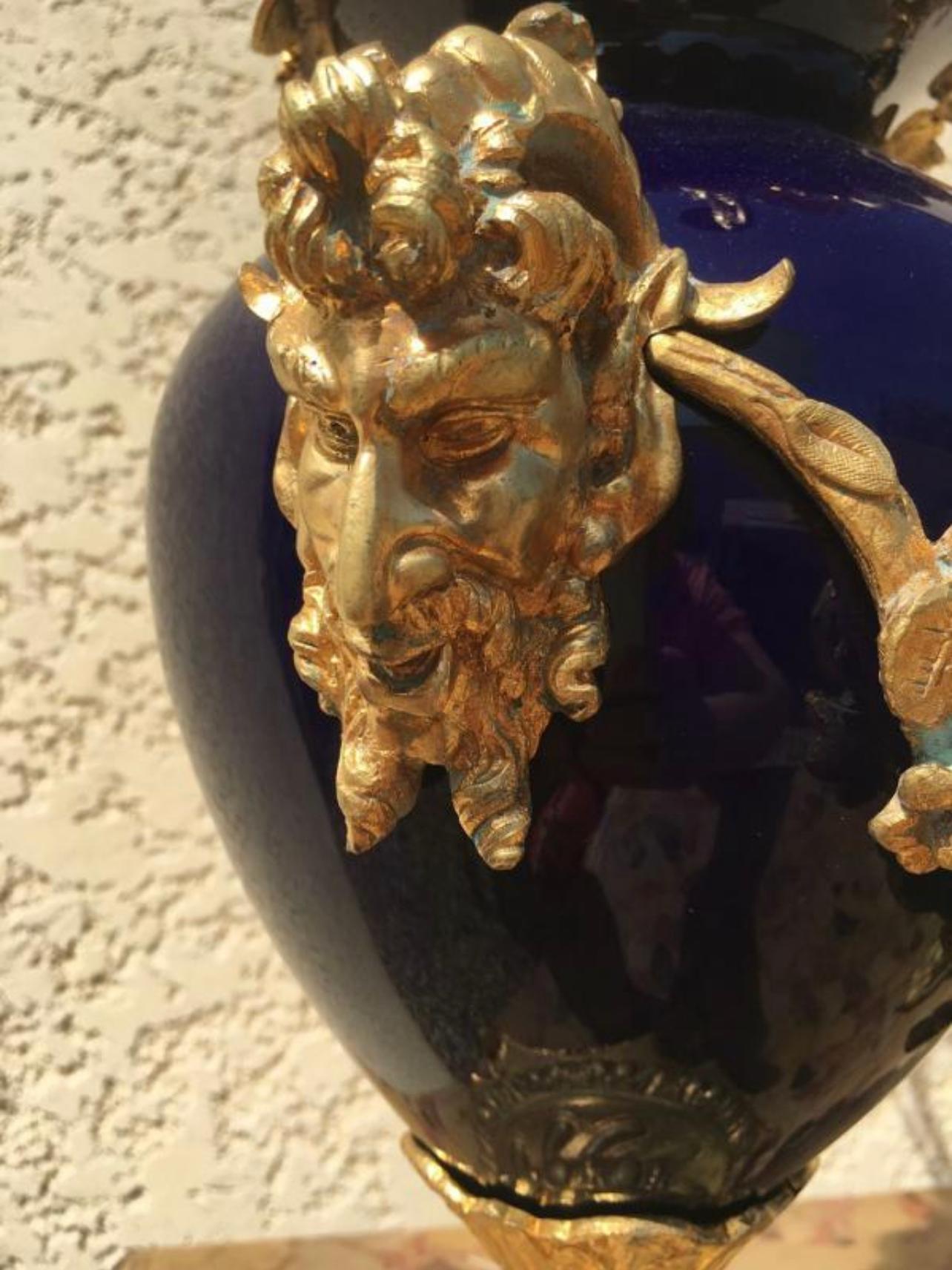 Kaminuhr Napoleon III. aus vergoldeter Bronze und Porzellan, 19. Jahrhundert im Angebot 7