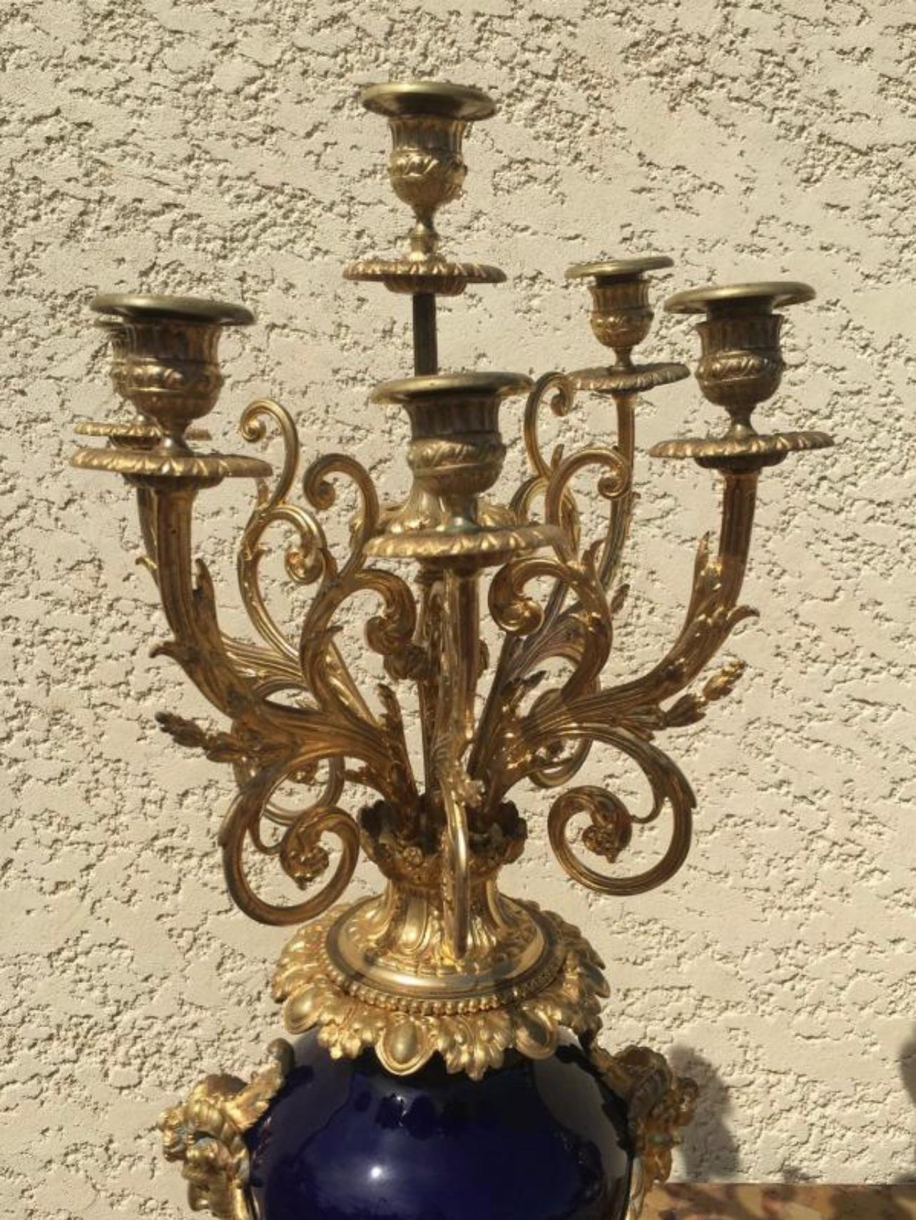 Kaminuhr Napoleon III. aus vergoldeter Bronze und Porzellan, 19. Jahrhundert im Angebot 5