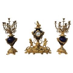 Kaminuhr Napoleon III. aus vergoldeter Bronze und Porzellan, 19. Jahrhundert
