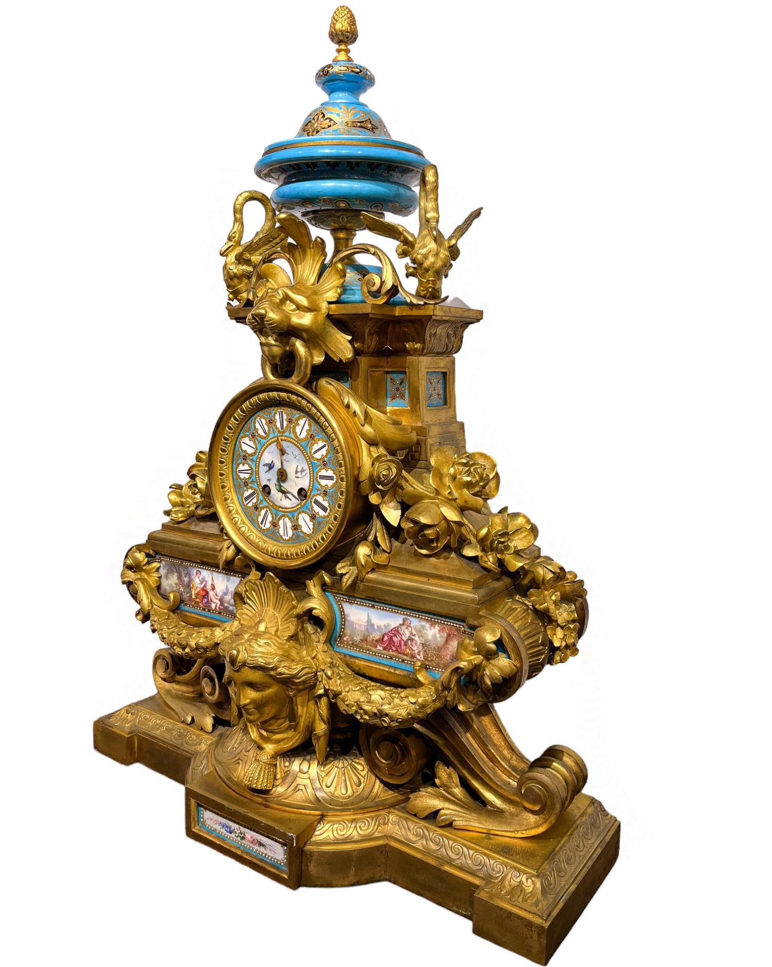 Pendule de cheminée unique en bronze doré et porcelaine peinte à la main de Napoléon III A.I.C.

Cette impressionnante pendule de cheminée dans le goût de Napoléon III avec des panneaux en porcelaine bleu céleste de style Sèvres est tout simplement