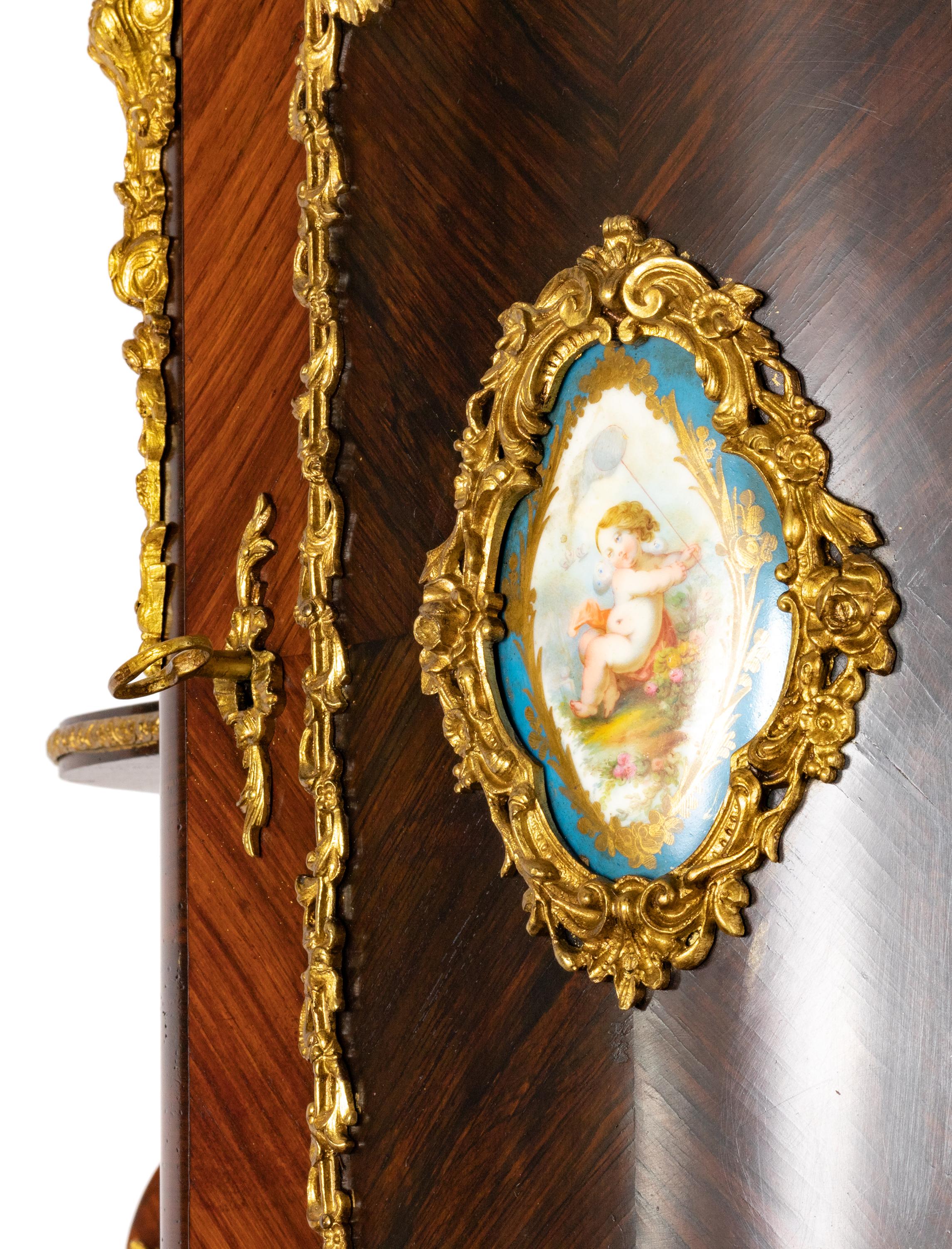 Bonheur du Jour aus vergoldeter Bronze und Porzellan im Stil Napoleons III. von Louis Grade, montiert im Angebot 2