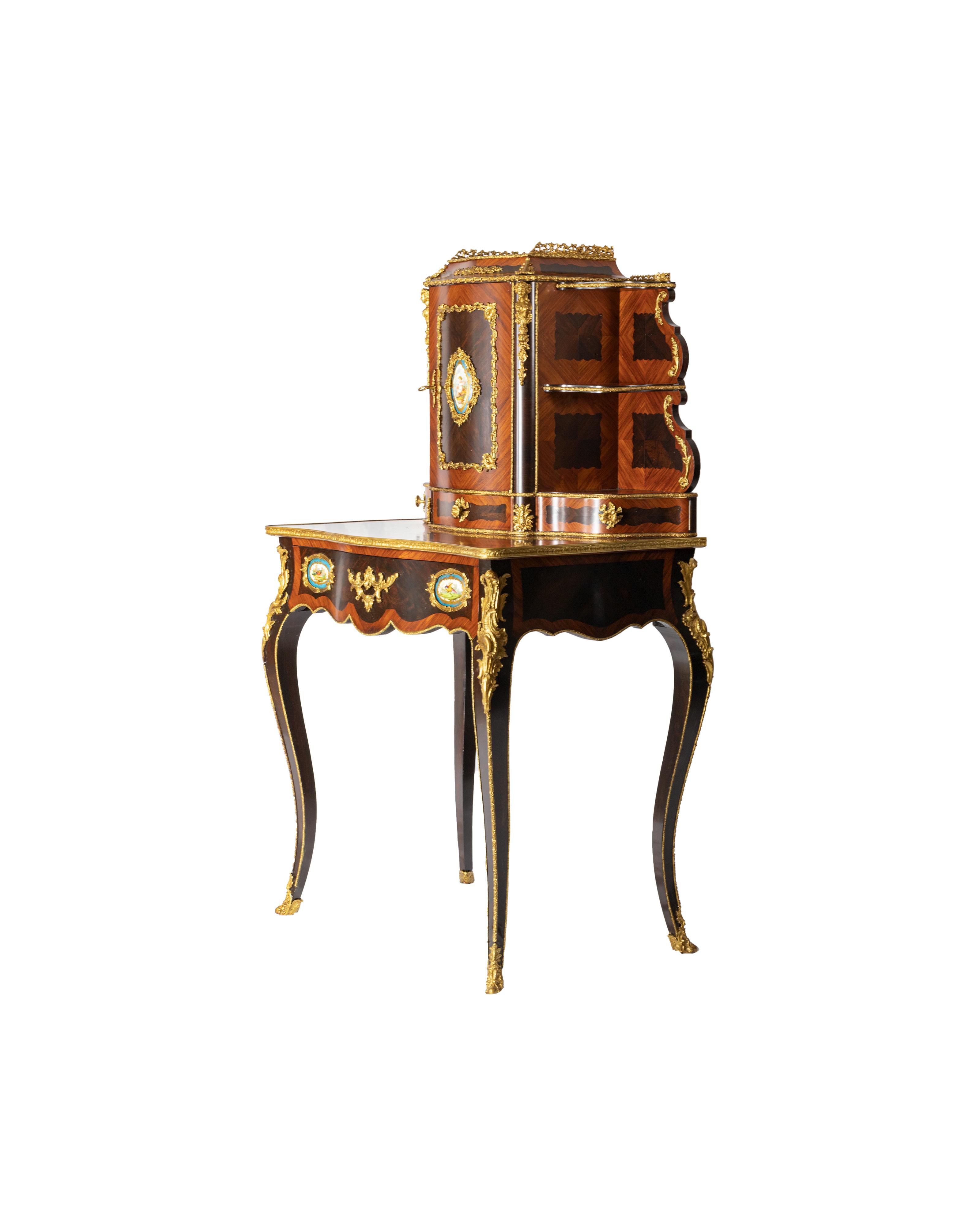 Napoléon III Goldbronze und Sèvres Stil Ormolu montiert Bonheur du Jour von Louis Grade.
Dieses schöne Bonheur du Jour ist ein hervorragendes Beispiel für den Geschmack, das künstlerische Empfinden und die Handwerkskunst, die während der Herrschaft
