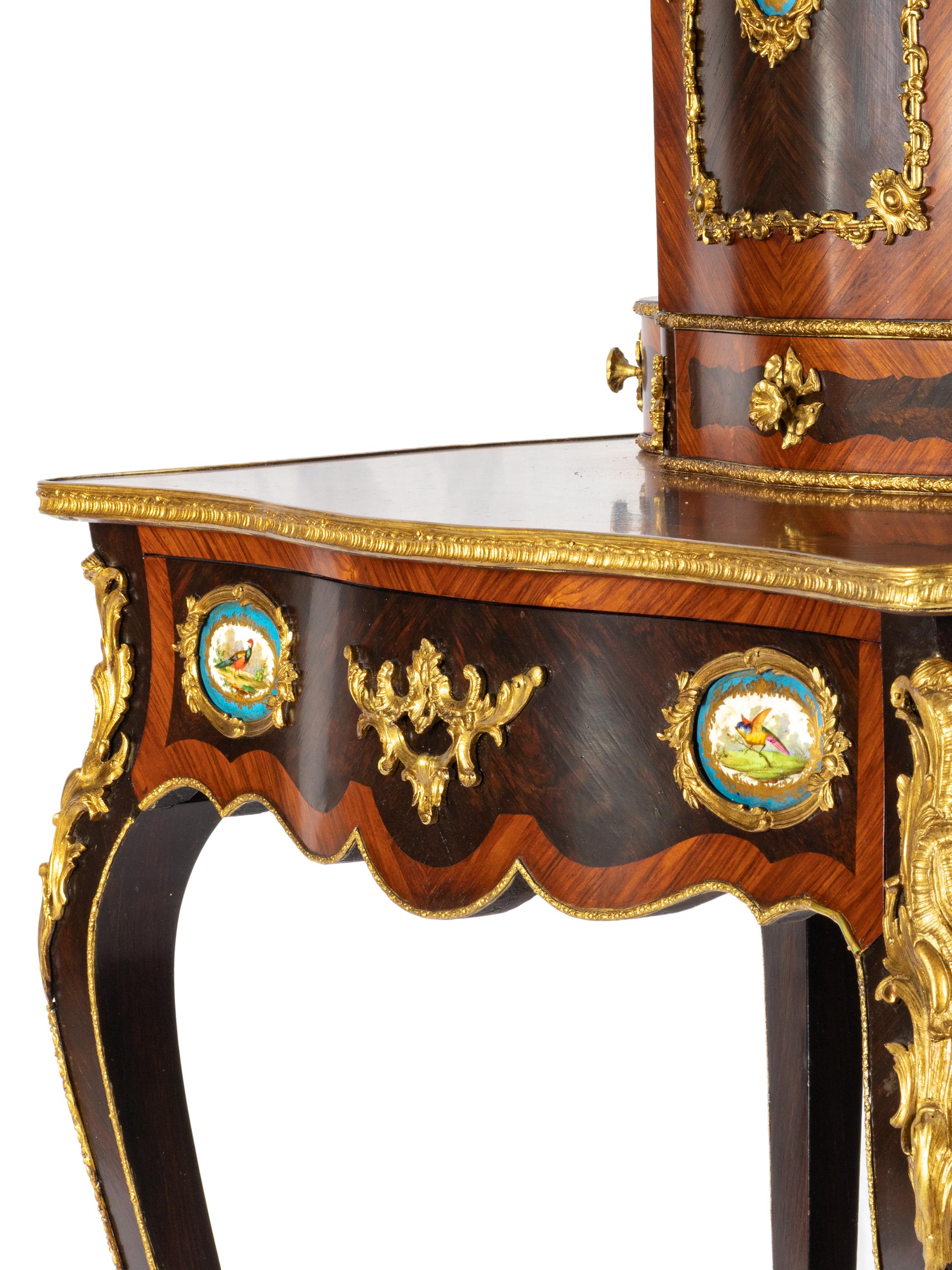 Bonheur du Jour aus vergoldeter Bronze und Porzellan im Stil Napoleons III. von Louis Grade, montiert (Französisch) im Angebot
