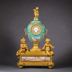 Reloj Napoleón III de Bronce Dorado y Porcelana de Tres Piezas Garniture