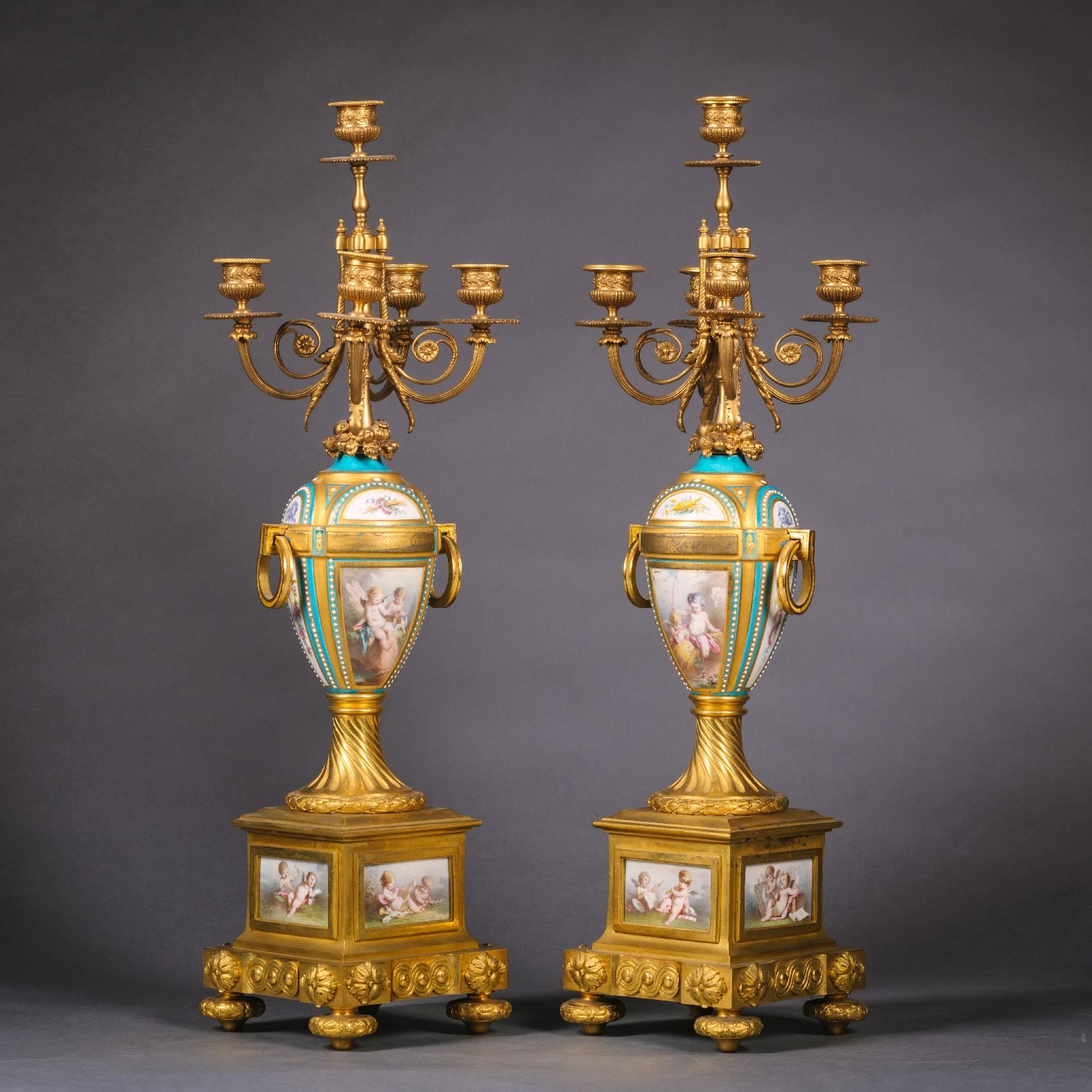 Napoleon III. Dreiteilige Uhrengarnitur aus vergoldeter Bronze und Porzellan (Französisch) im Angebot
