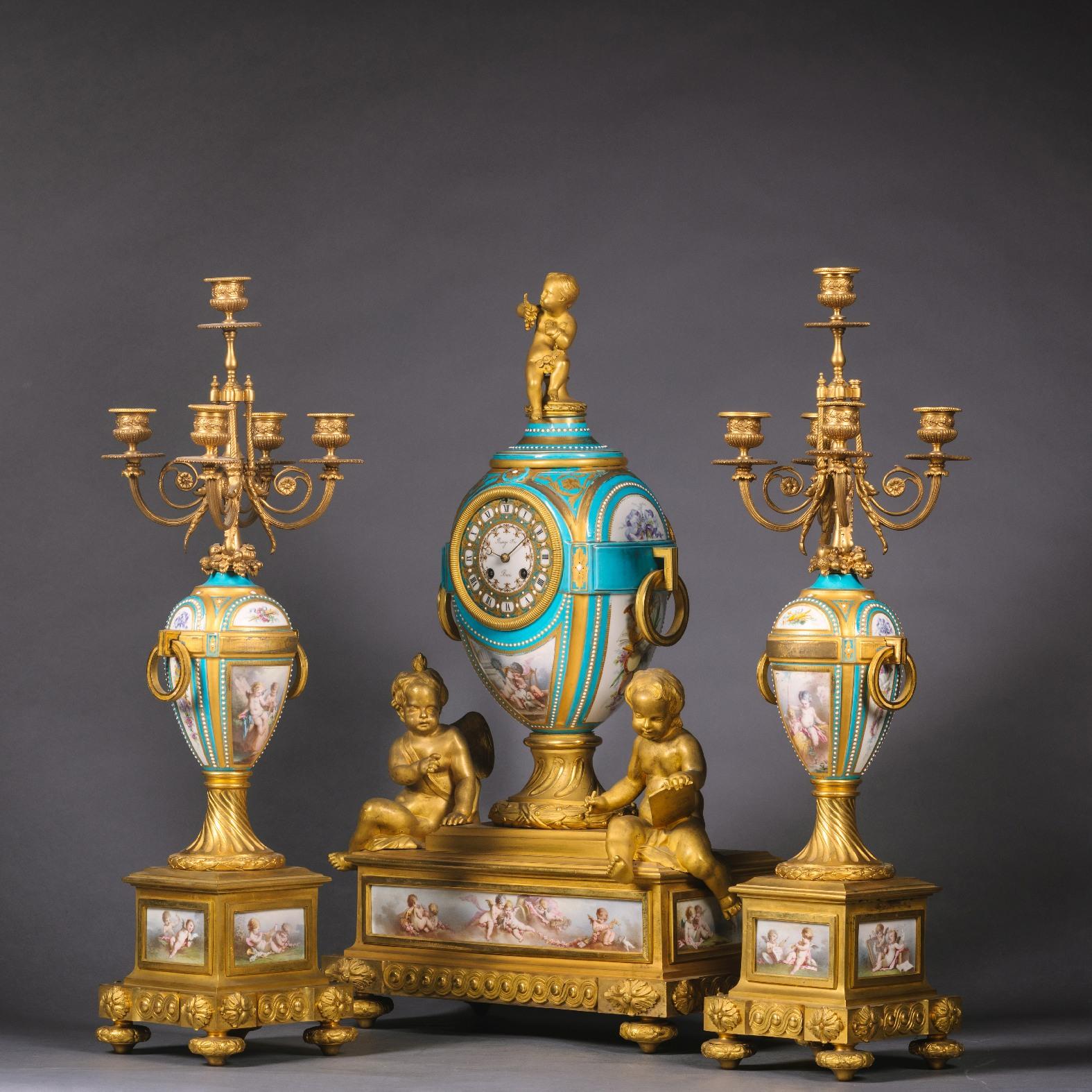 Napoleon III. Dreiteilige Uhrengarnitur aus vergoldeter Bronze und Porzellan im Zustand „Gut“ im Angebot in Brighton, West Sussex