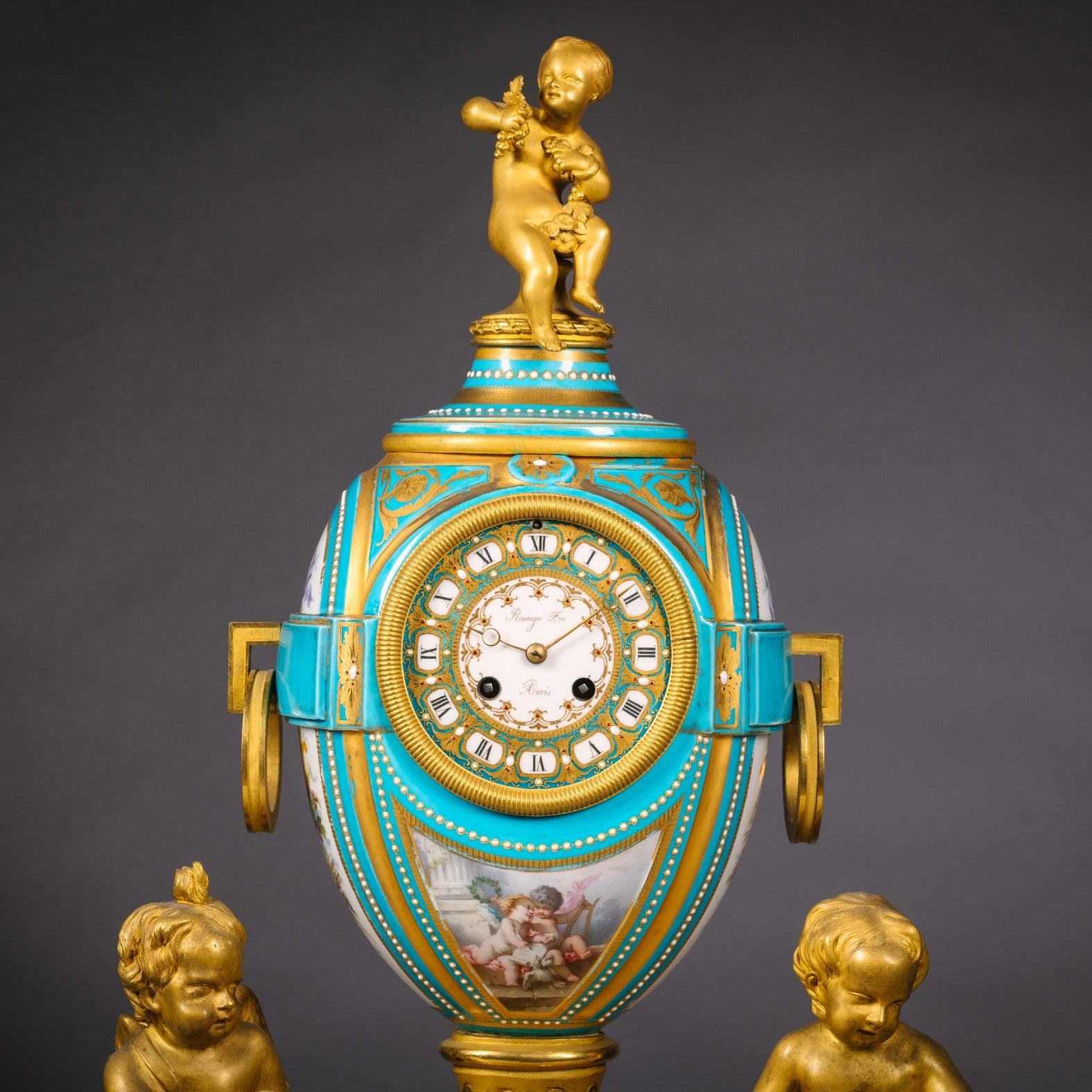 Napoleon III. Dreiteilige Uhrengarnitur aus vergoldeter Bronze und Porzellan (19. Jahrhundert) im Angebot