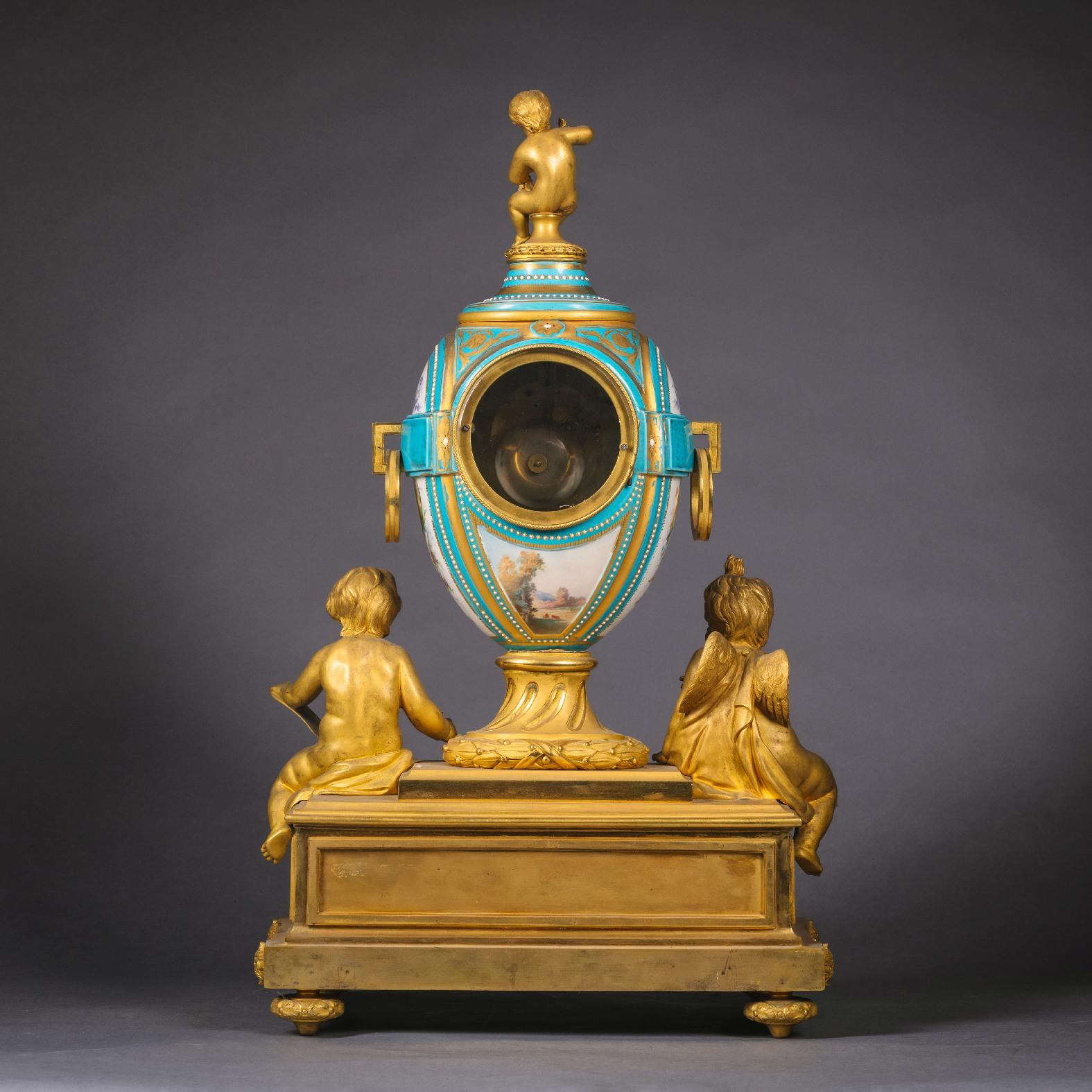 Napoleon III. Dreiteilige Uhrengarnitur aus vergoldeter Bronze und Porzellan im Angebot 1