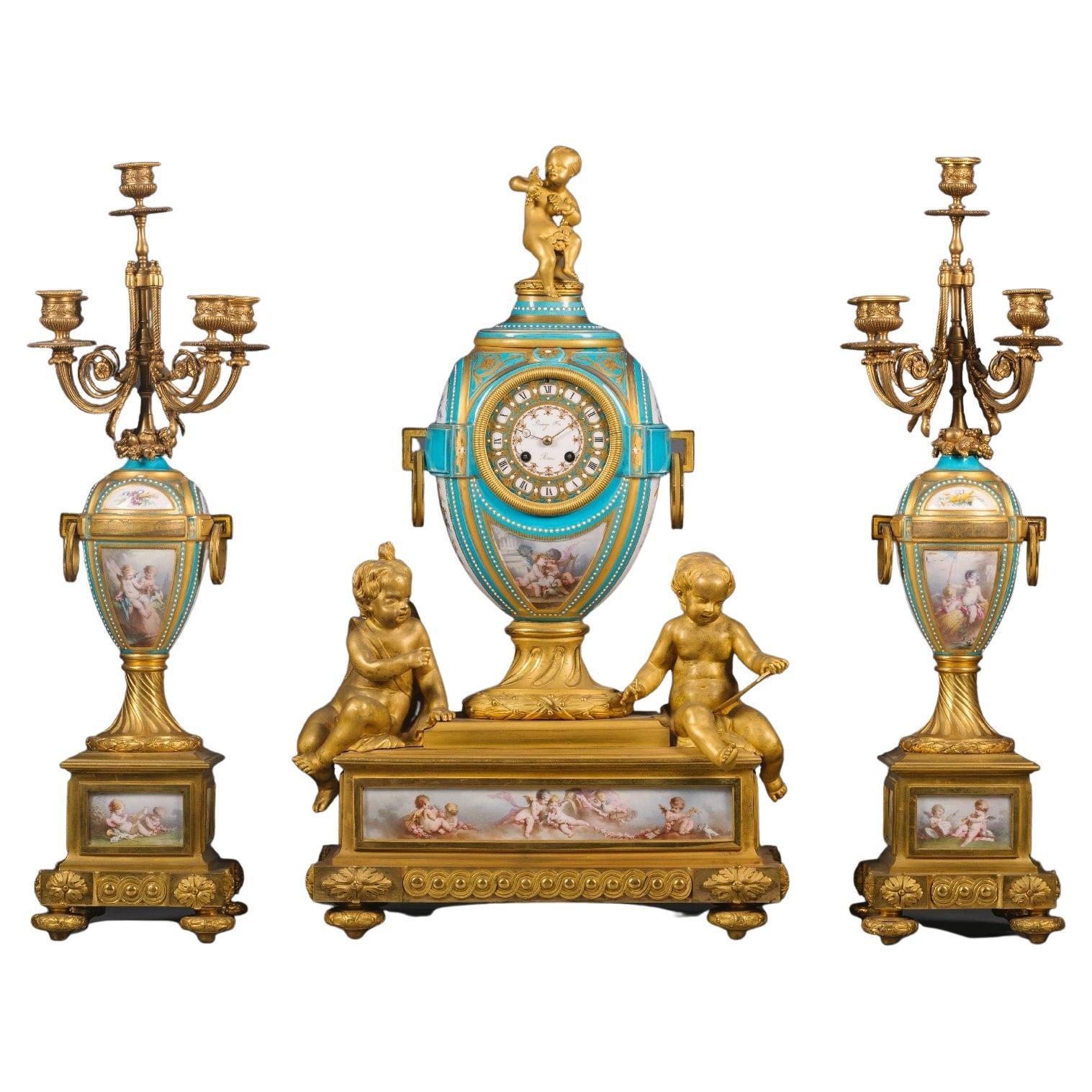 Napoleon III. Dreiteilige Uhrengarnitur aus vergoldeter Bronze und Porzellan im Angebot