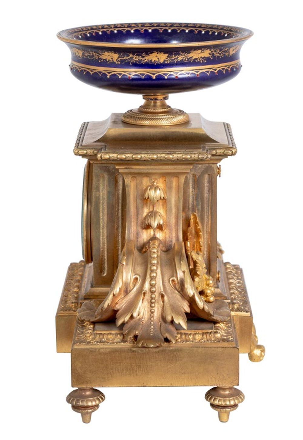 Napoleon-III-Uhr, vergoldete Bronze und Sèvres, montiert (Napoleon III.) im Angebot