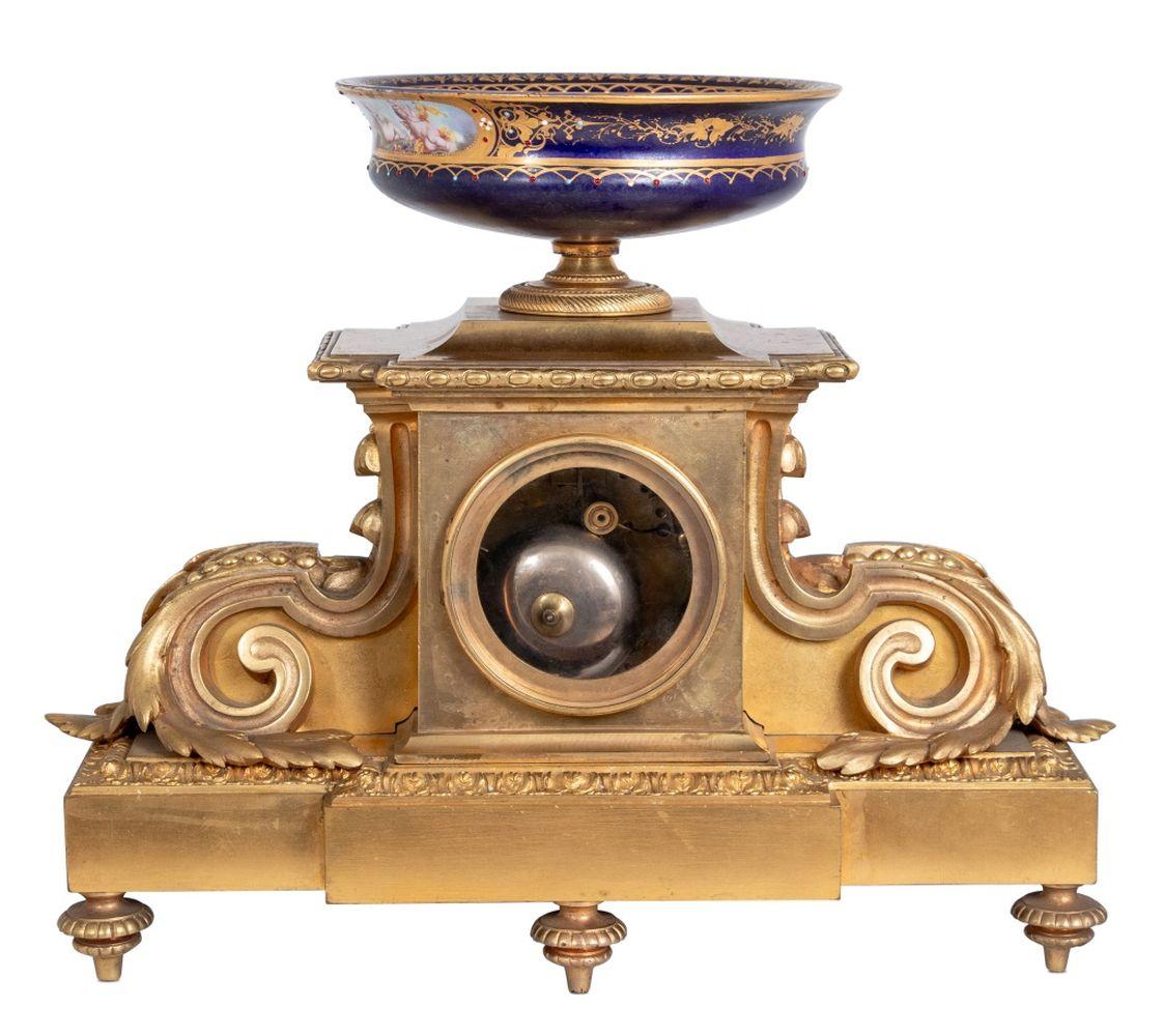 Napoleon-III-Uhr, vergoldete Bronze und Sèvres, montiert (Französisch) im Angebot