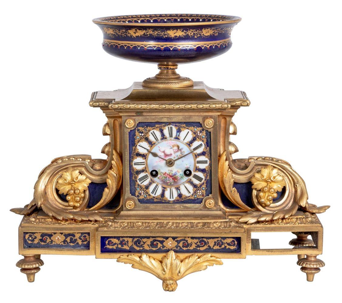 Napoleon-III-Uhr, vergoldete Bronze und Sèvres, montiert (Vergoldet) im Angebot
