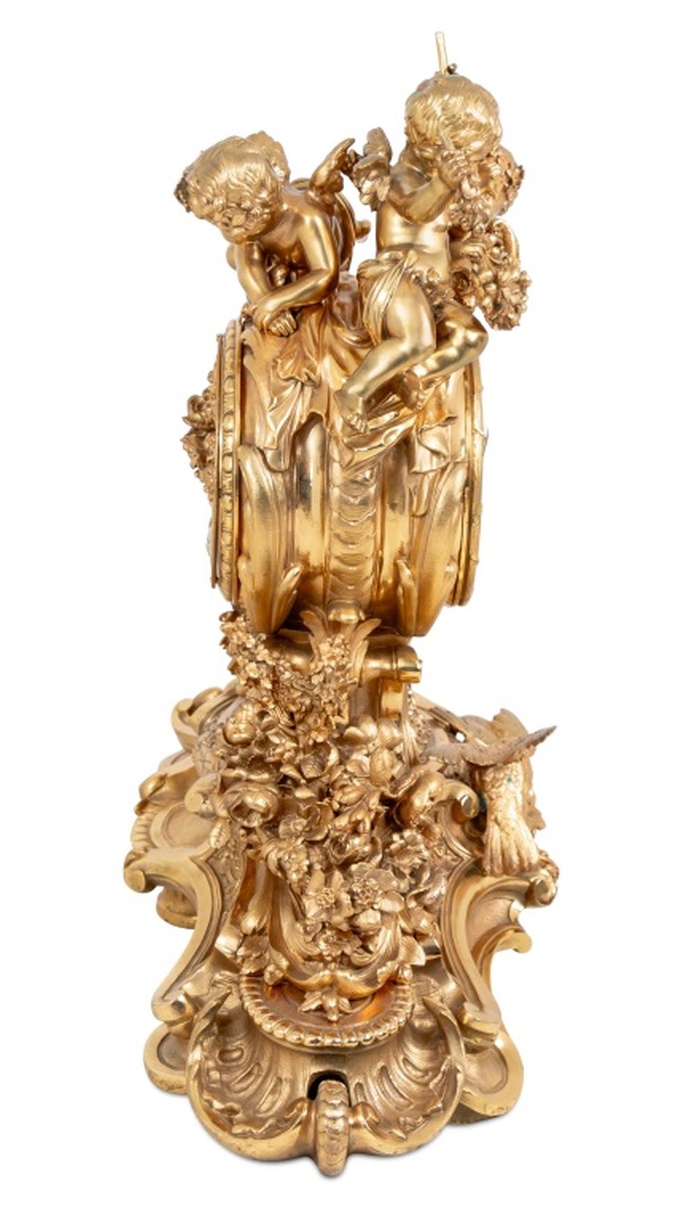 Pendule de cheminée Napoléon III en bronze doré, le cadran émaillé signé 