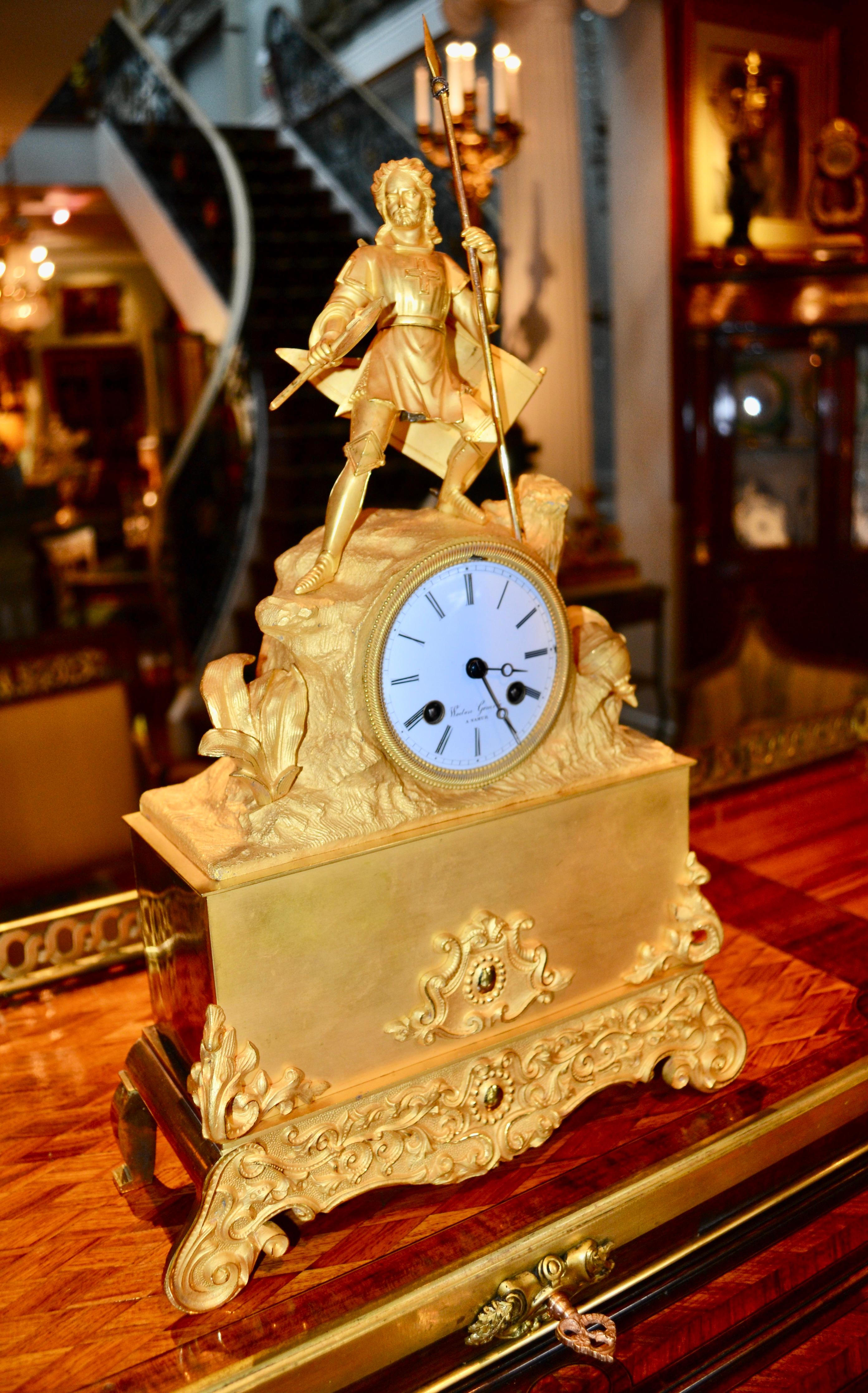 Horloge figurative Napoléon III en bronze doré représentant un chevalier guerrier pendant une bataille en vente 3