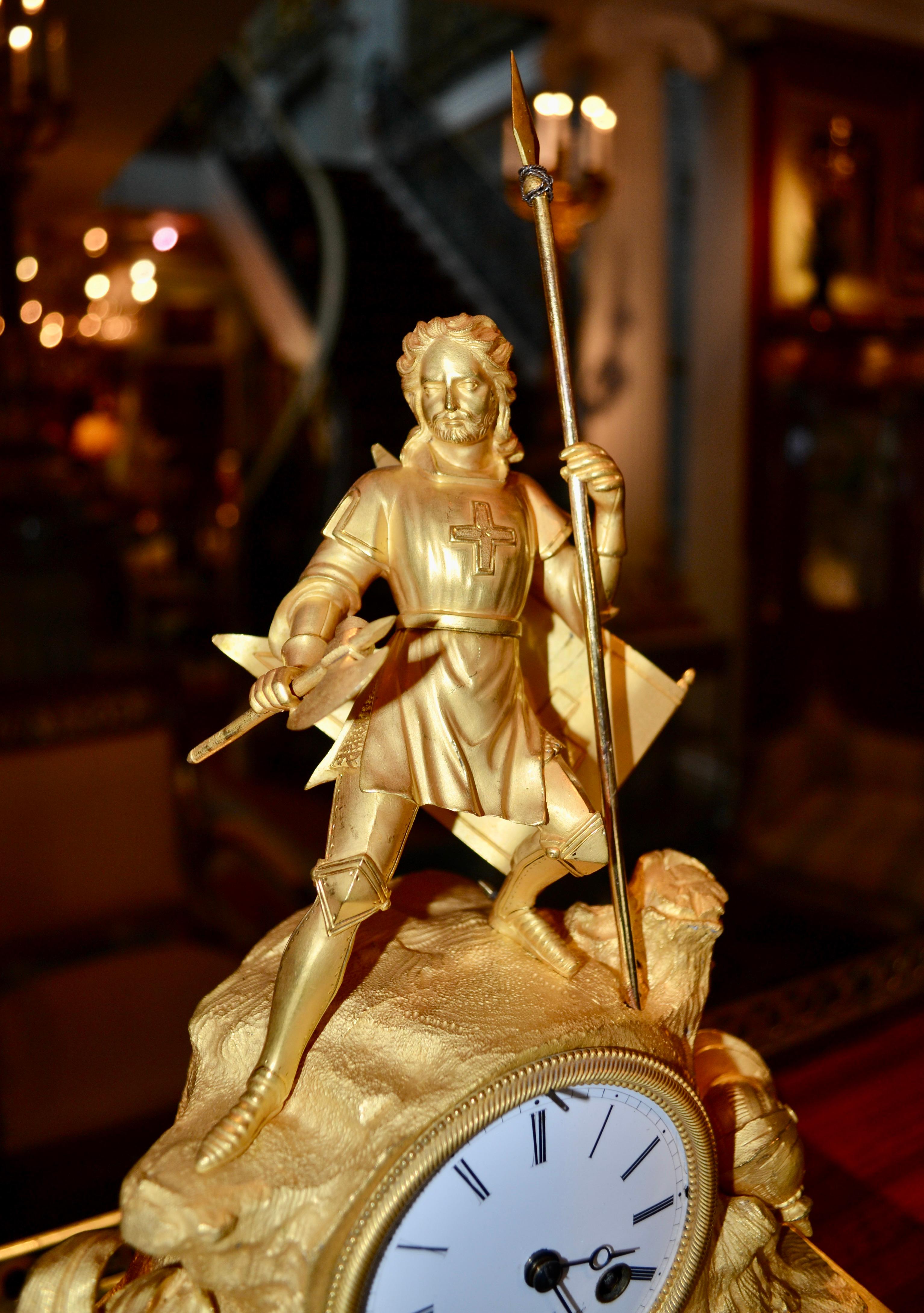 Bronze Horloge figurative Napoléon III en bronze doré représentant un chevalier guerrier pendant une bataille en vente