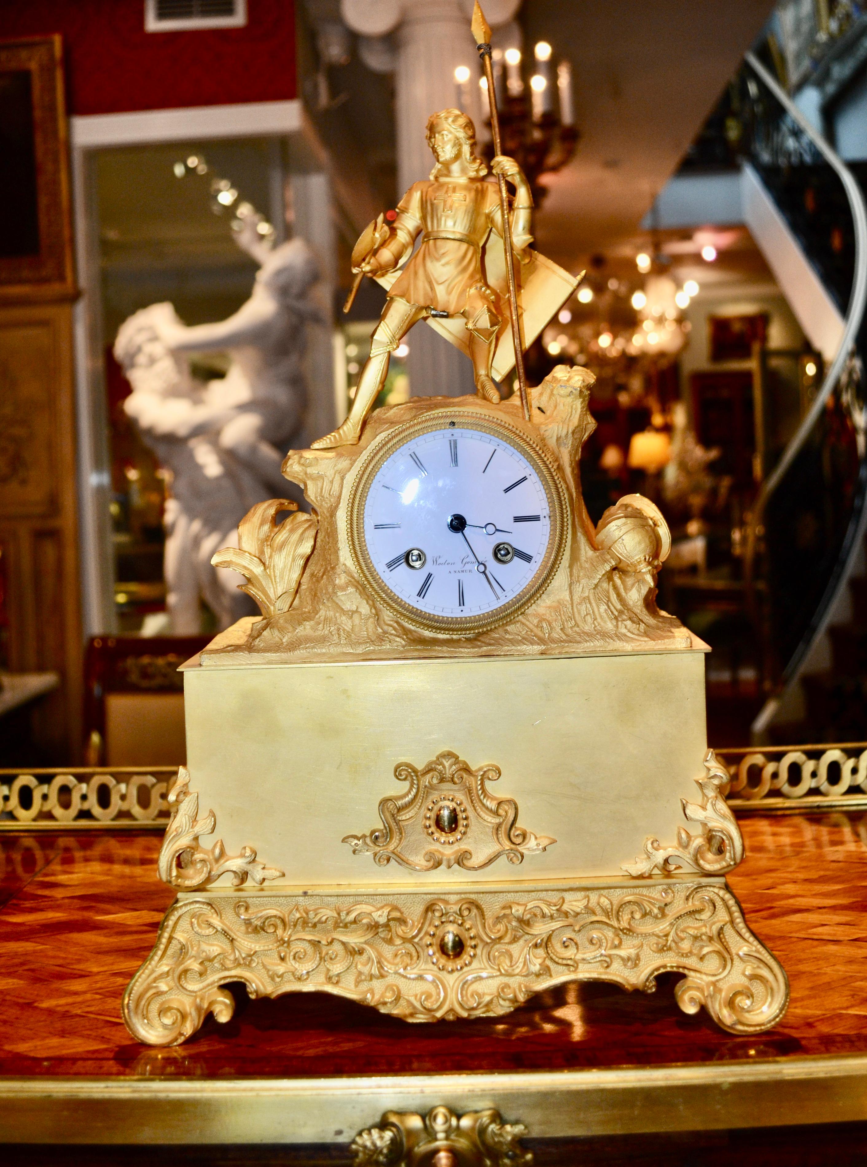 Horloge figurative Napoléon III en bronze doré représentant un chevalier guerrier pendant une bataille en vente 1