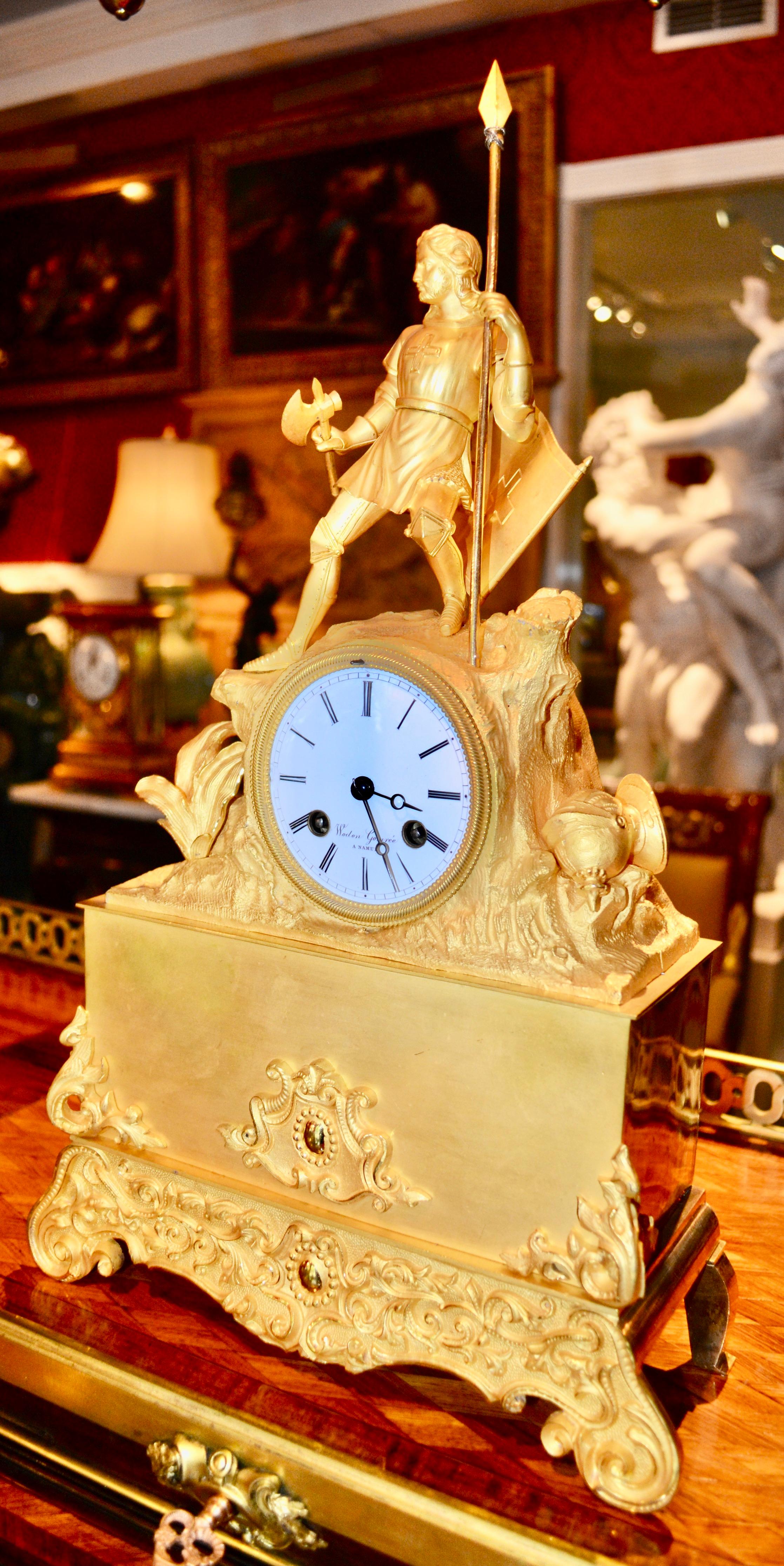 Horloge figurative Napoléon III en bronze doré représentant un chevalier guerrier pendant une bataille en vente 2