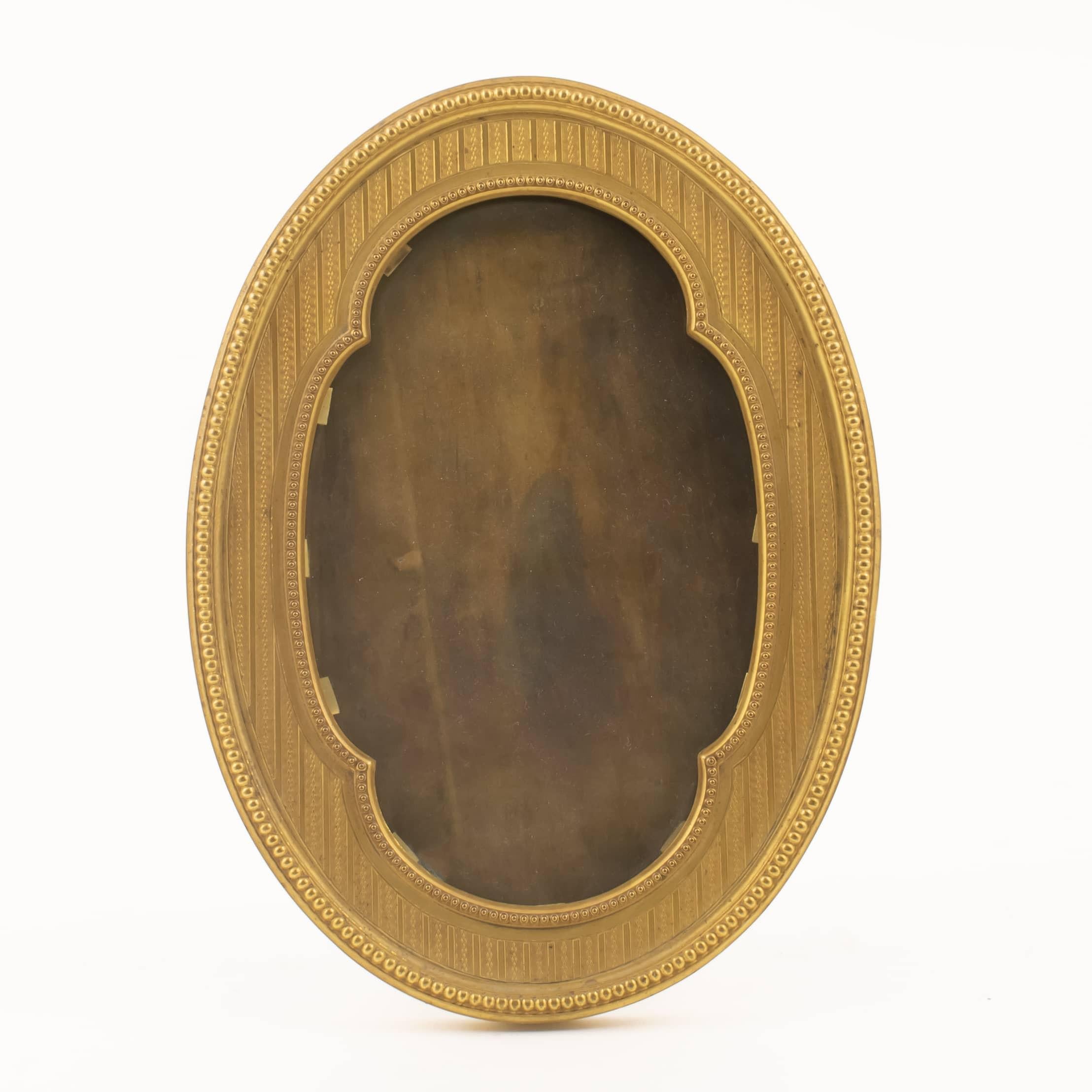 Napoleon III oval gilt bronze frame with chisels, beaded edge.
France 1860 -1870.
Nice quality.