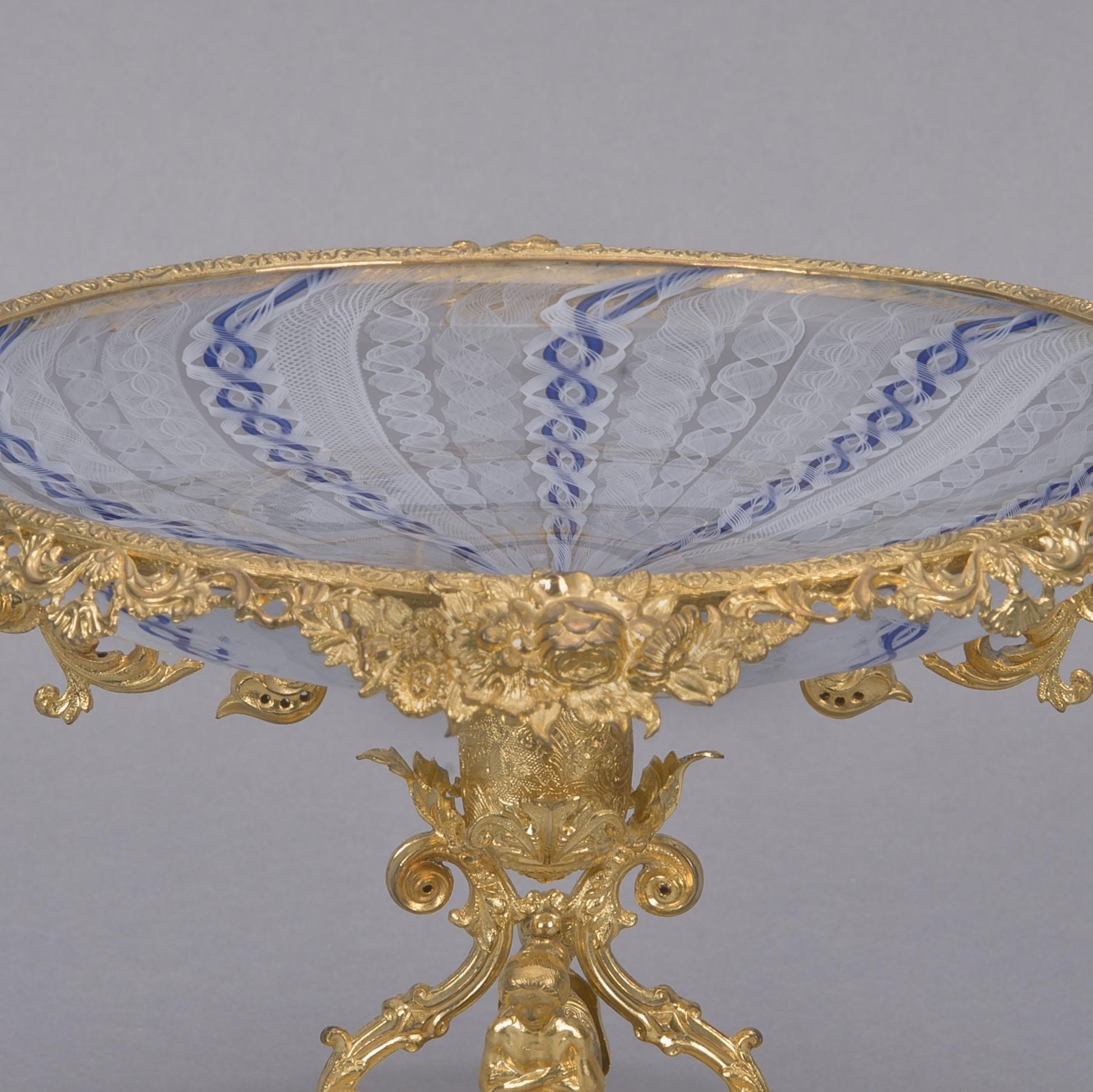 Français Tasse Napoléon III en bronze doré et verre:: France:: datant d'environ 1870 en vente