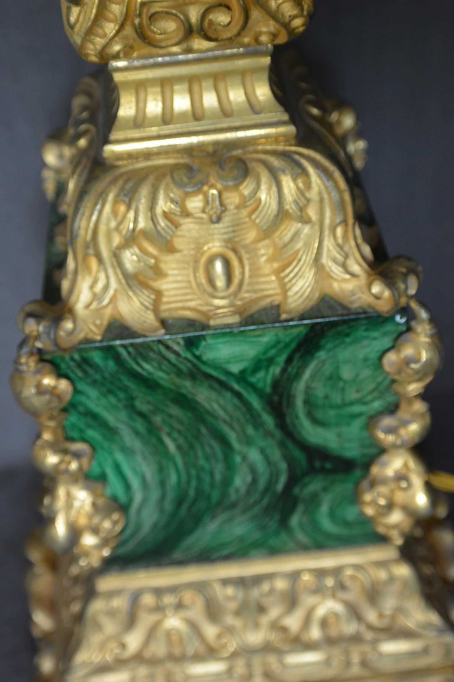 Lampe à colonne Napoléon III en bronze doré et malachite en vente 4