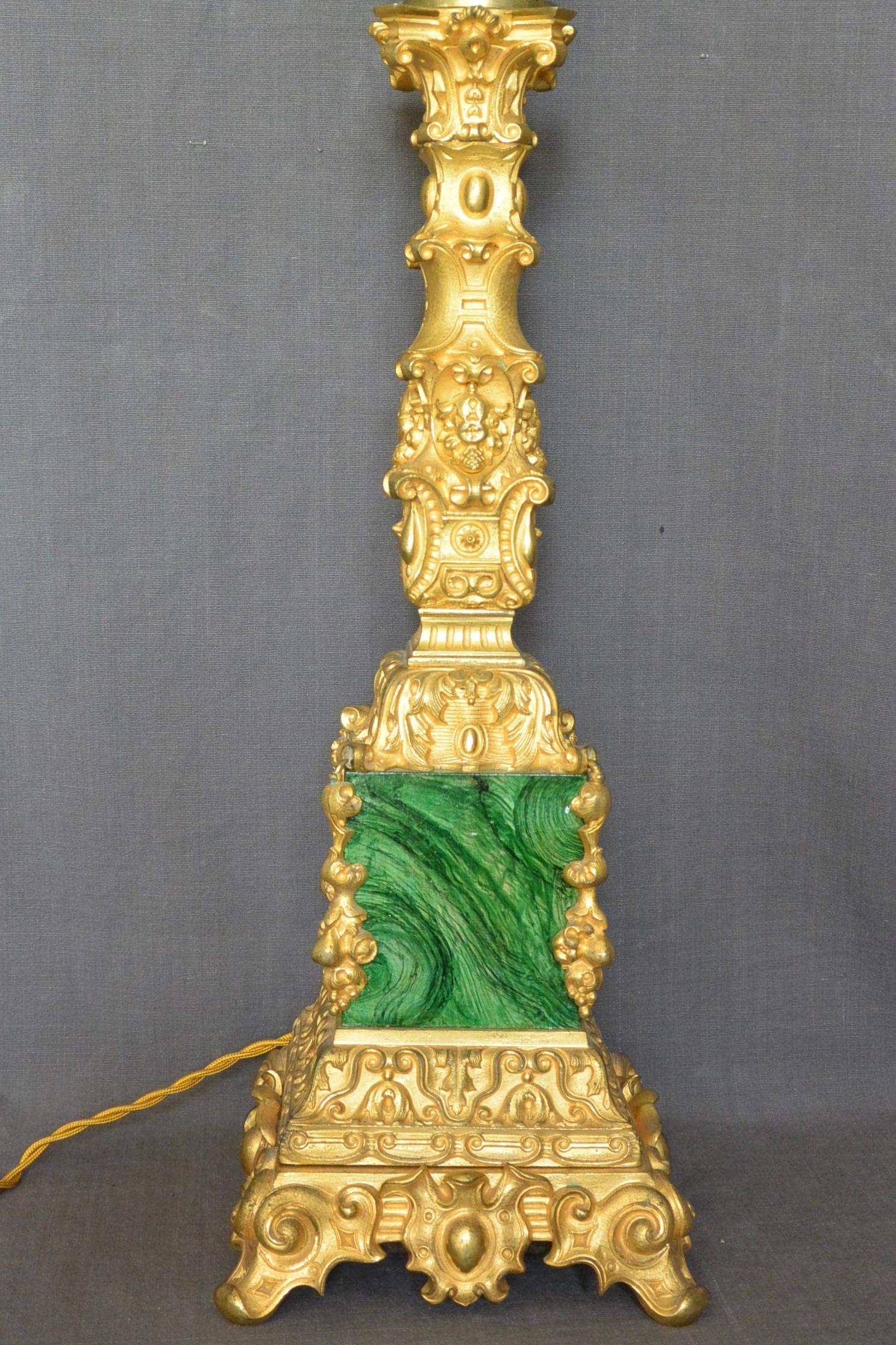 Français Lampe à colonne Napoléon III en bronze doré et malachite en vente