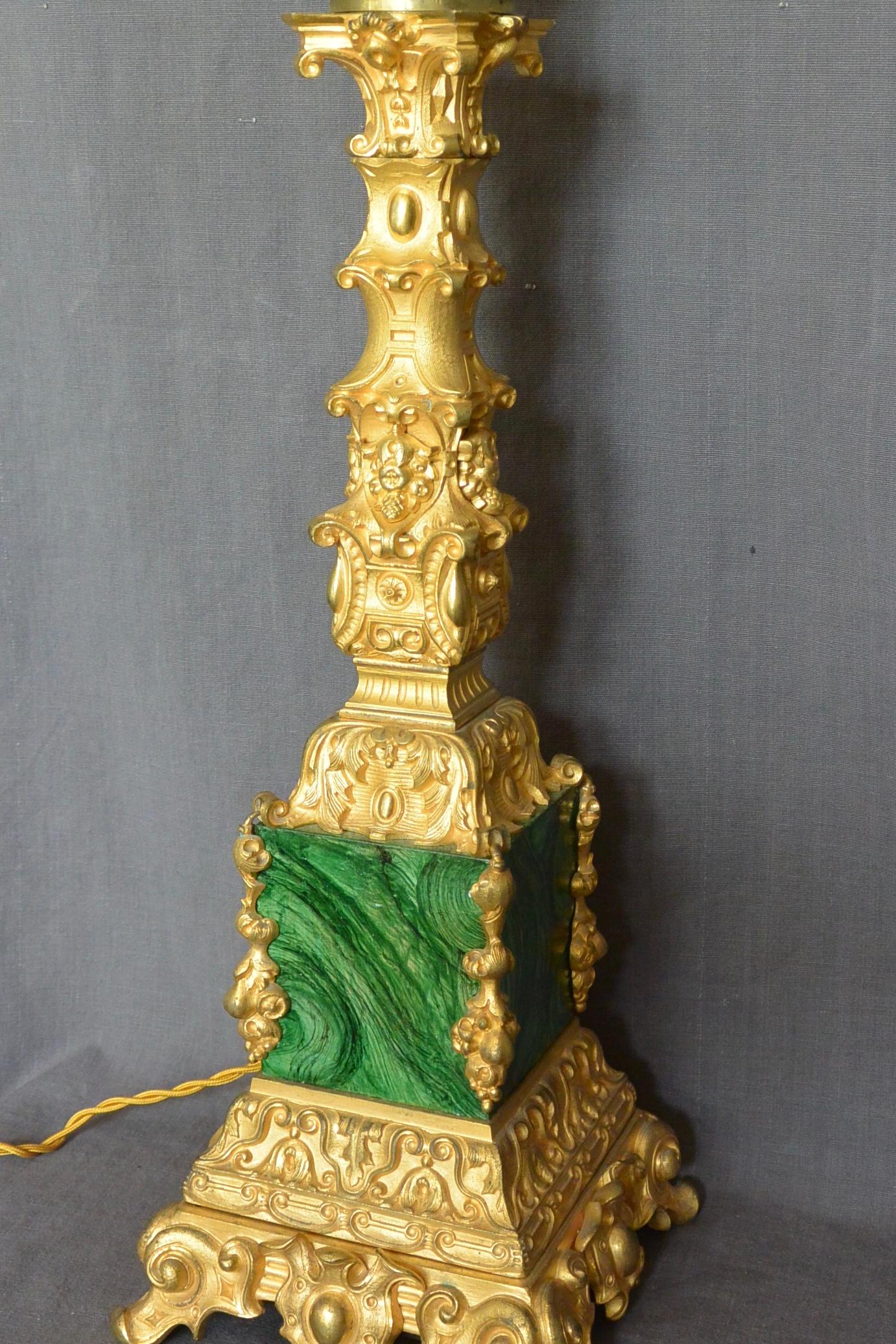 Doré Lampe à colonne Napoléon III en bronze doré et malachite en vente
