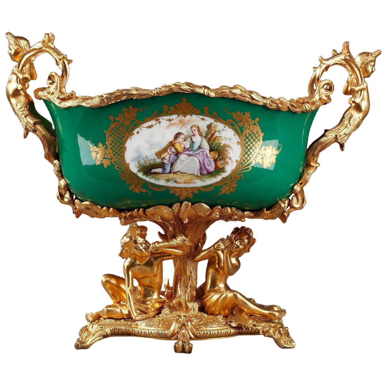 Jardinière Napoléon III en porcelaine à fond vert montée sur bronze doré