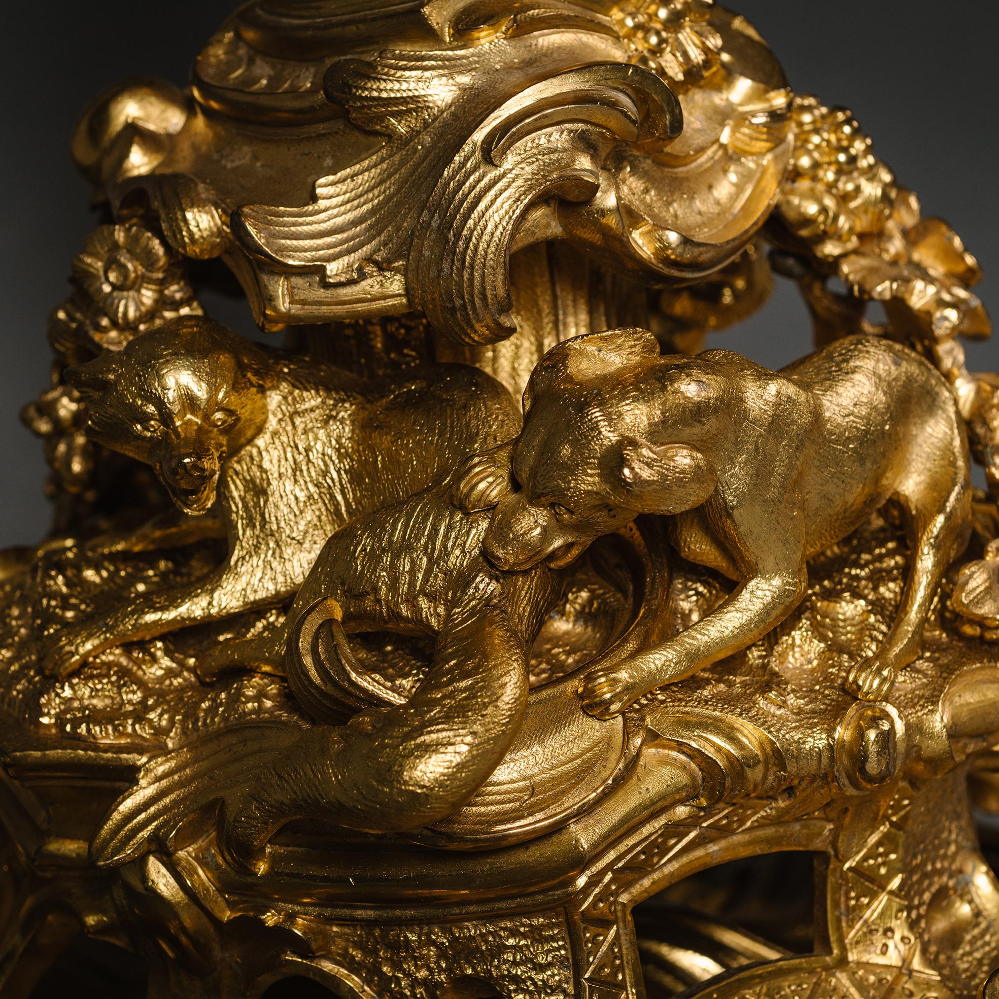  Neun-Licht-Kandelaber aus vergoldeter Bronze im Napoleon-III-Stil, Emblema der Jagd im Angebot 3