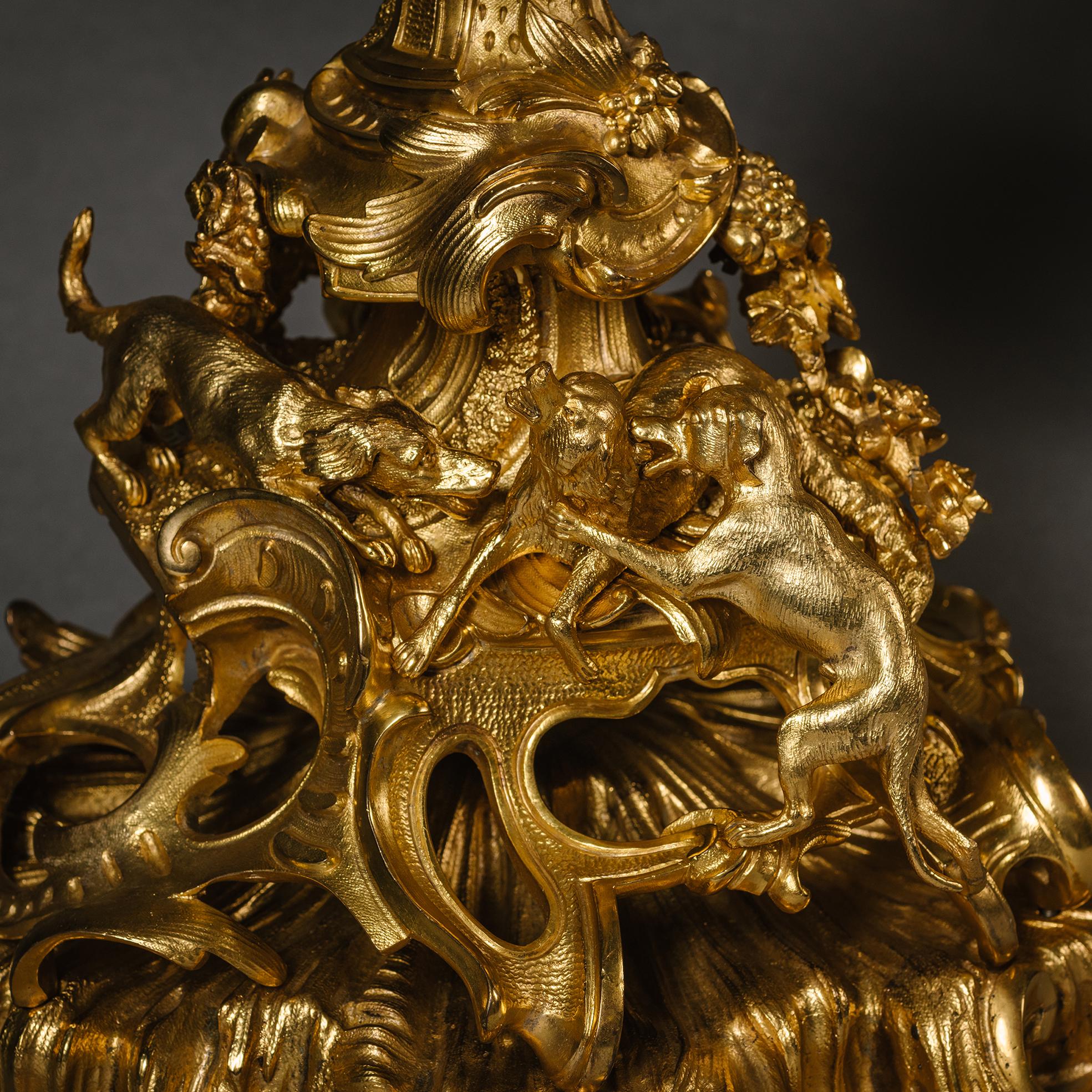 Neun-Licht-Kandelaber aus vergoldeter Bronze im Napoleon-III-Stil, Emblema der Jagd im Angebot 4