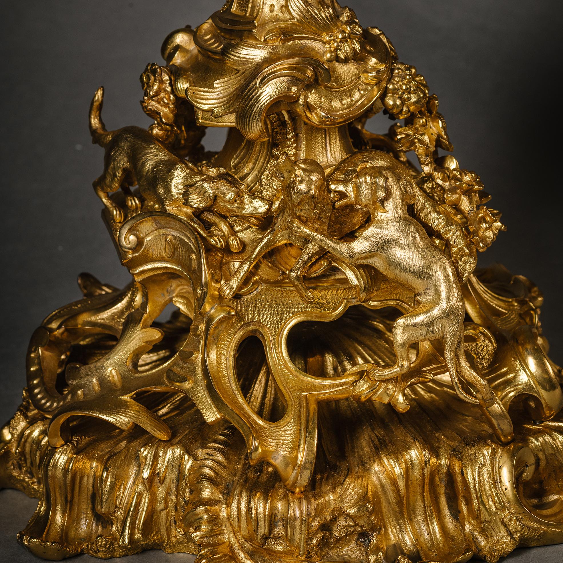  Neun-Licht-Kandelaber aus vergoldeter Bronze im Napoleon-III-Stil, Emblema der Jagd im Angebot 6
