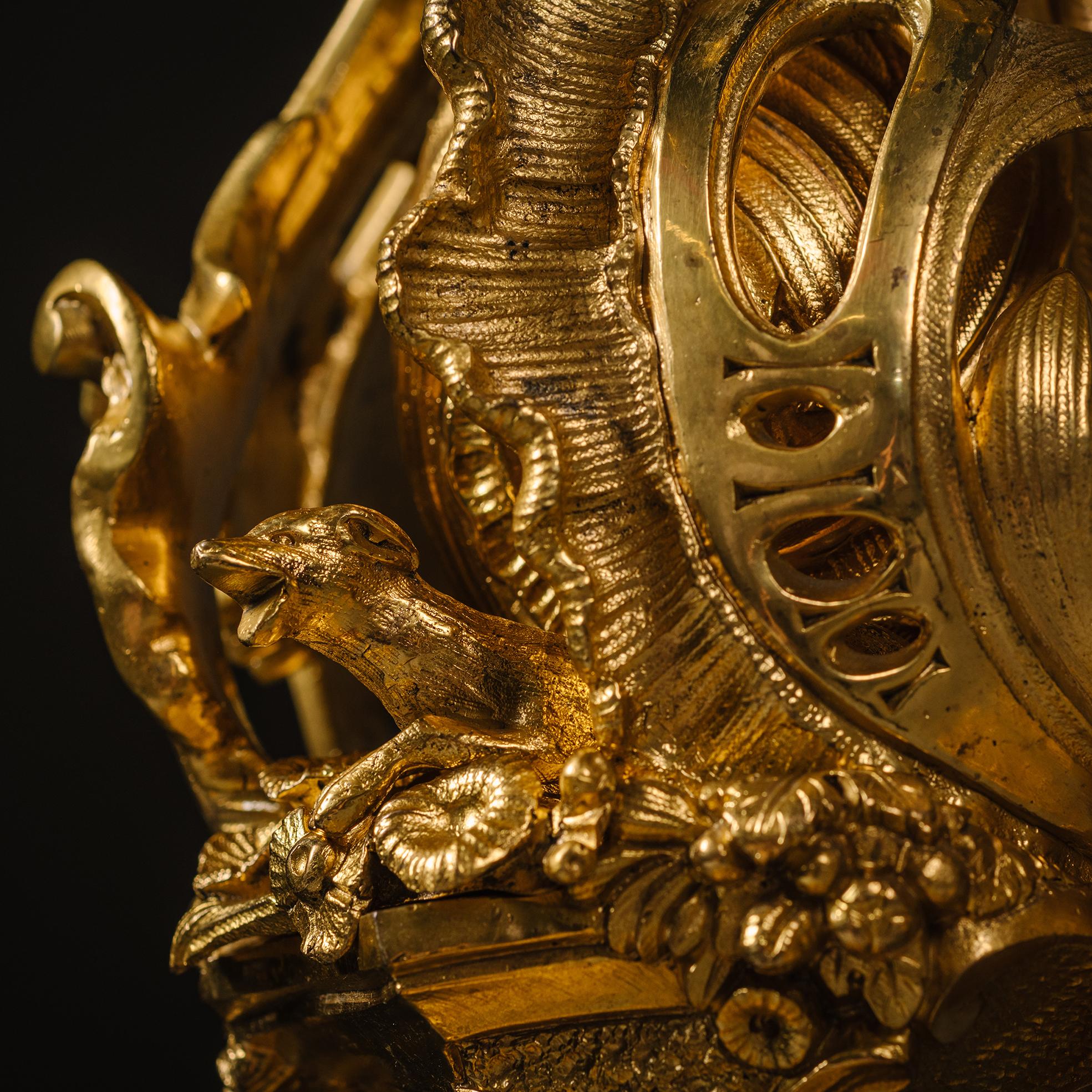  Neun-Licht-Kandelaber aus vergoldeter Bronze im Napoleon-III-Stil, Emblema der Jagd im Angebot 8