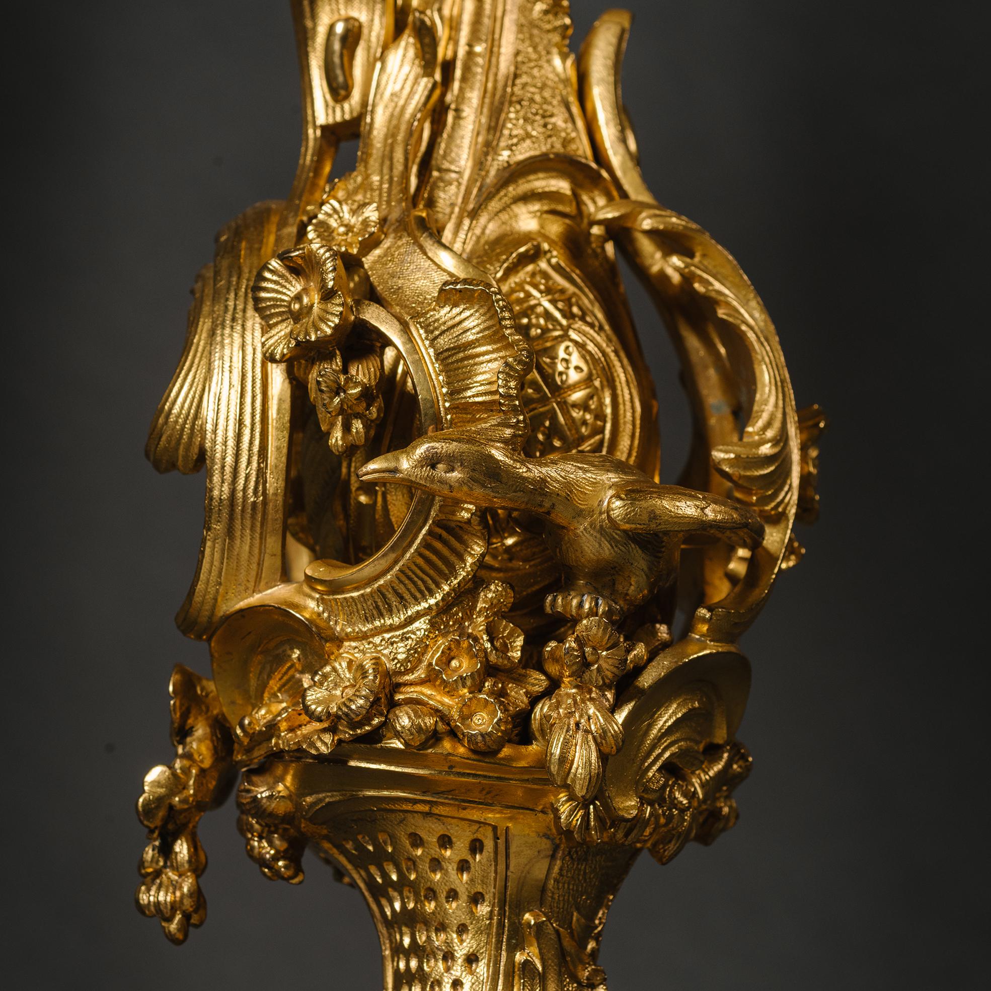  Neun-Licht-Kandelaber aus vergoldeter Bronze im Napoleon-III-Stil, Emblema der Jagd im Zustand „Gut“ im Angebot in Brighton, West Sussex