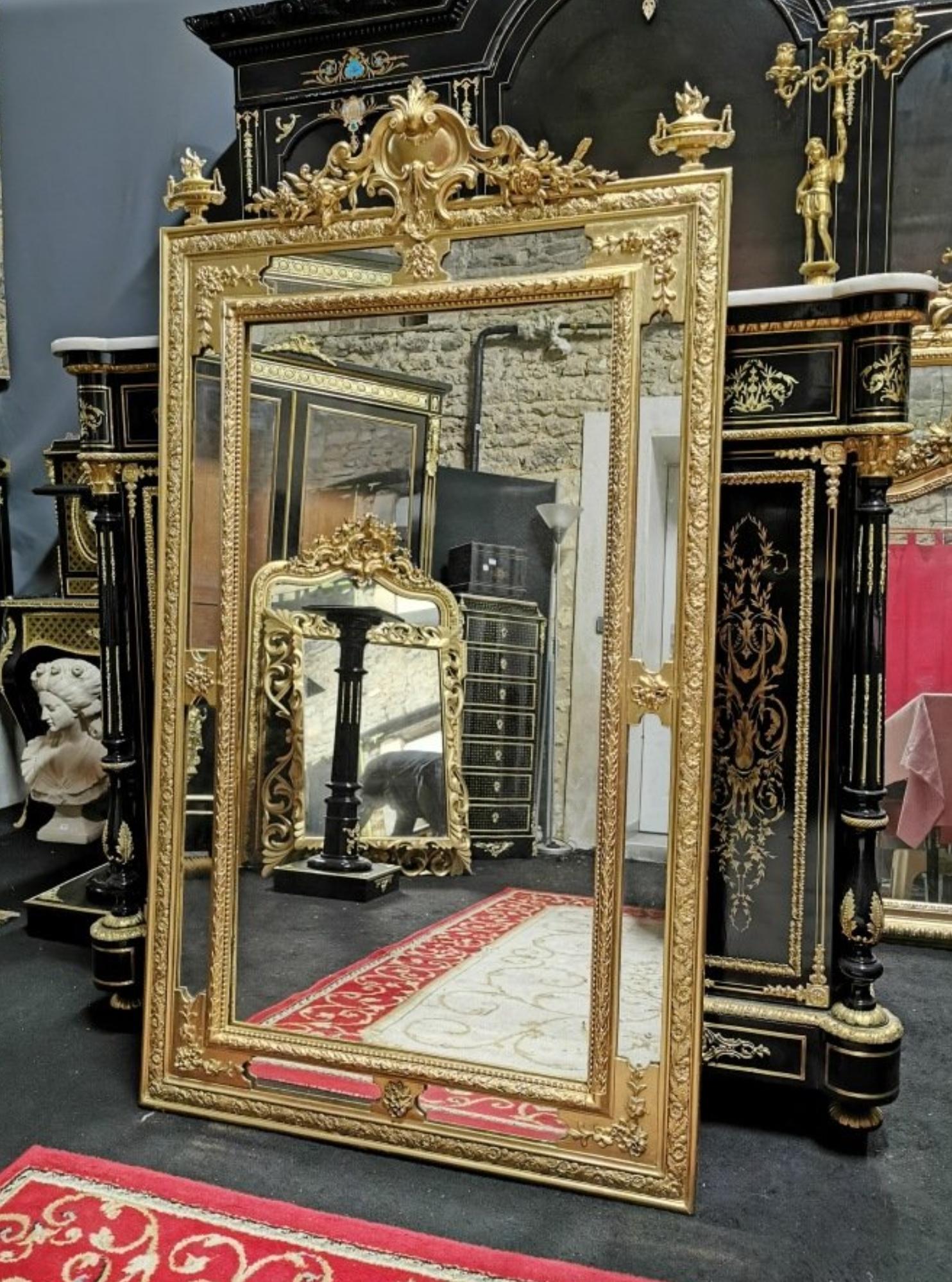 Napoleon III mirror, in giltwood and gilt stucco with parecloses and beautiful details with richly decorations with urns, leaf wrappings and shell. Large dimensions. Beautiful.
France, 19th century, circa 1865, in a very good general condition.