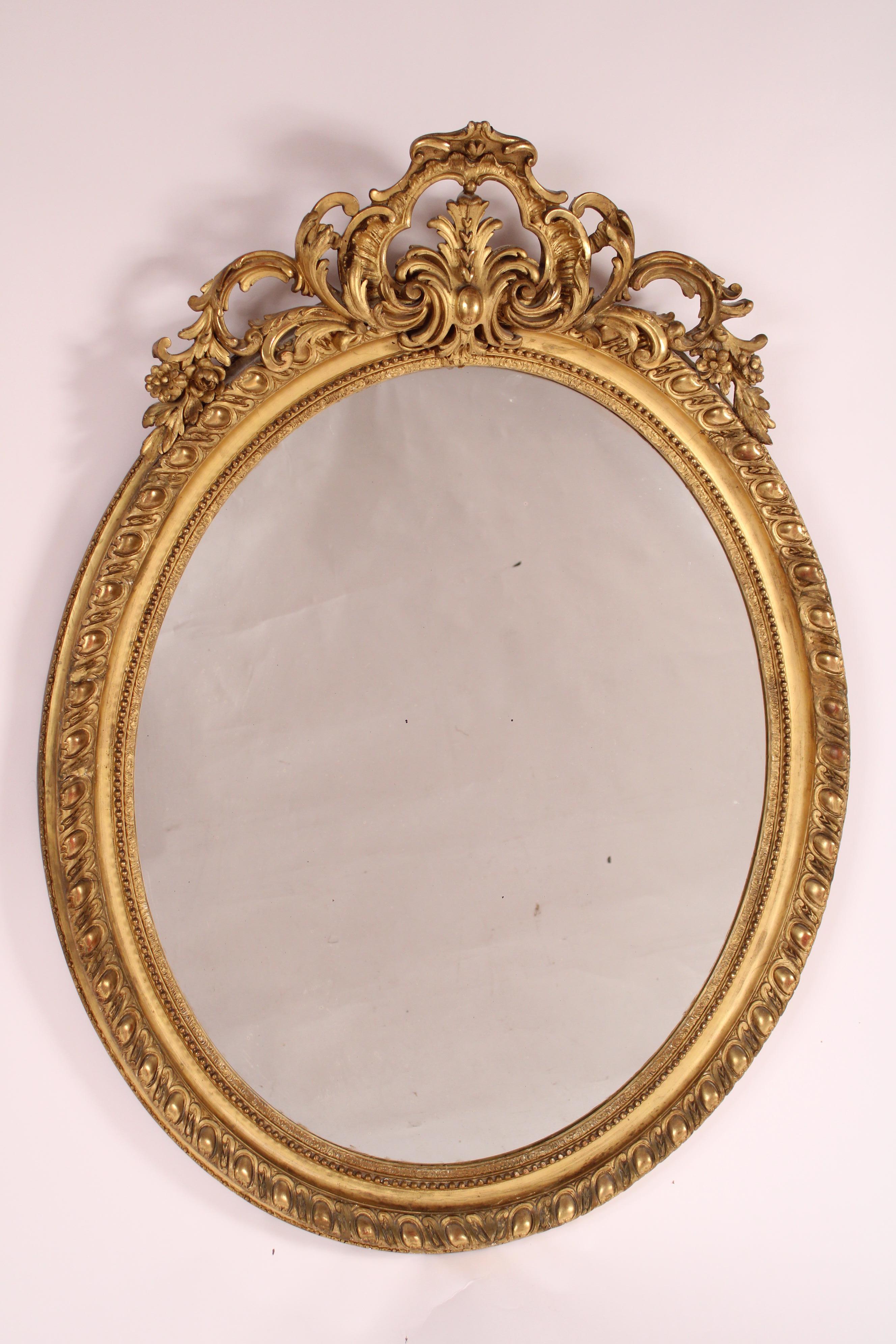 Specchio in legno dorato (foglia d'oro) Napoleone III, 1870 circa. Con un frontone a forma di fogliame, un bordo esterno con decorazioni e un bordo interno con perline. 