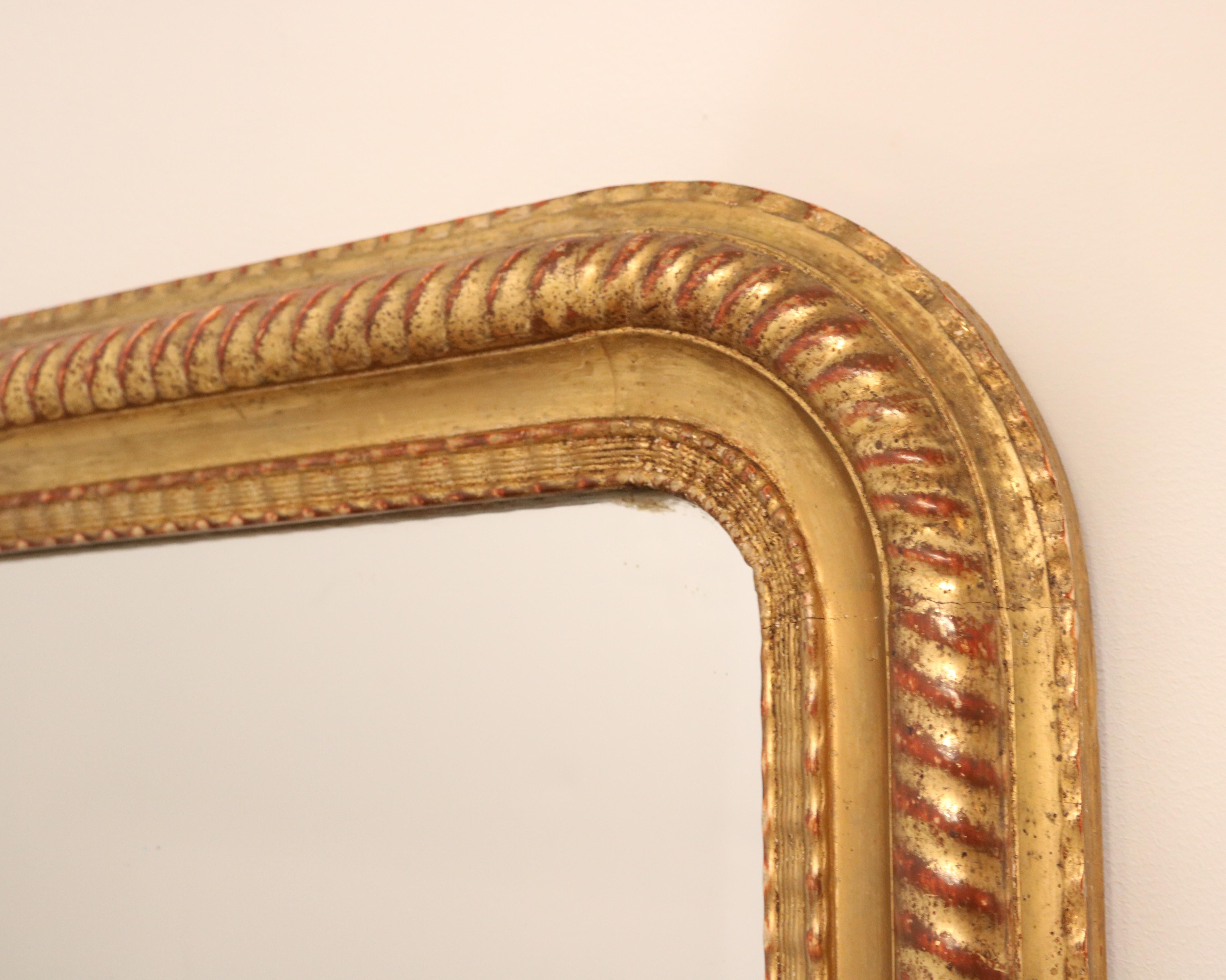 Uno specchio in legno dorato di Napoleone III.
Cornice in legno d'orato con raffinati dettagli intagliati e angoli superiori arrotondati.