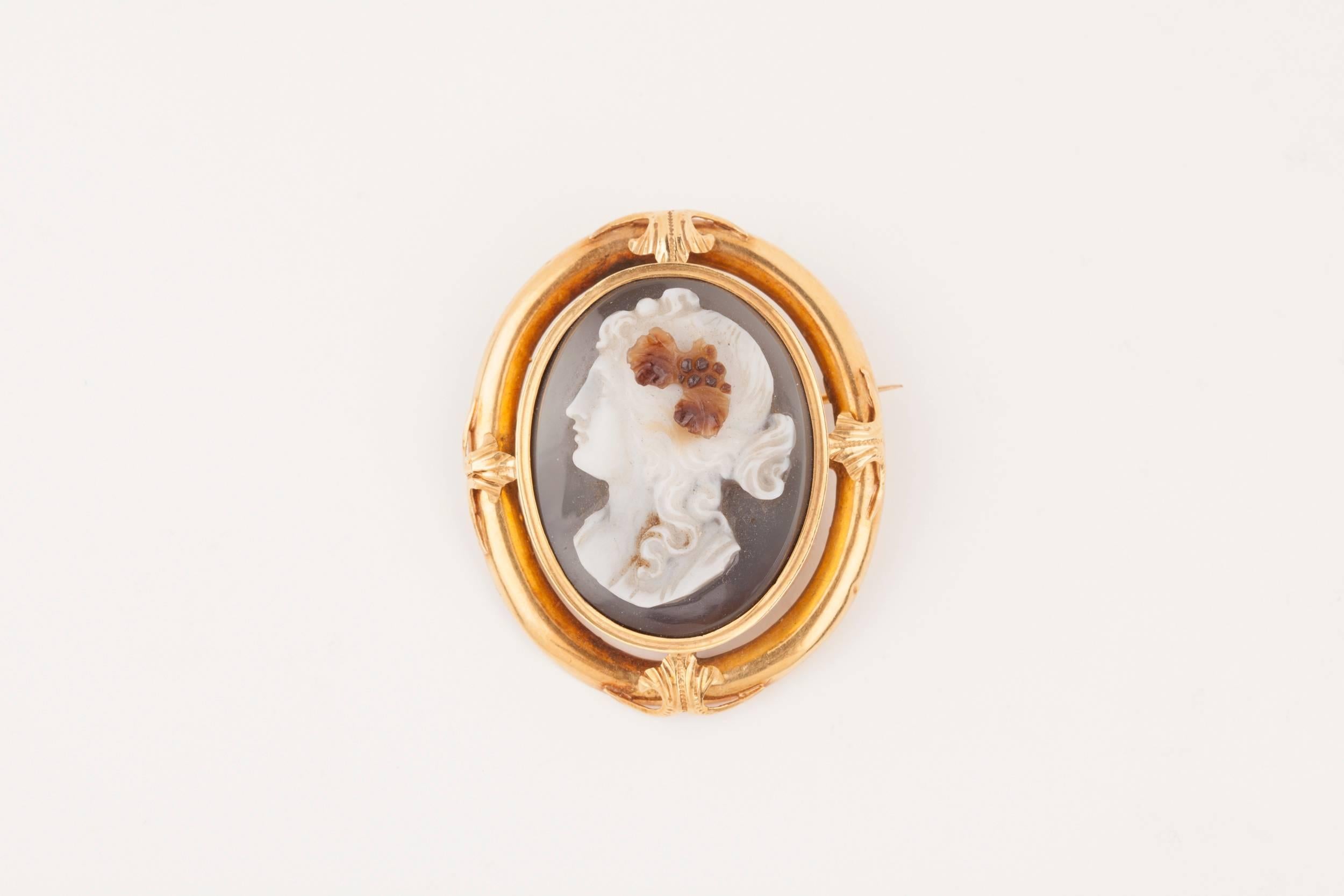 Beautiful antique Cameo Brooch, Napoleon III era, circa 1850.
High quality 3 colours Agate , gold 18k 
Weight: 16.709 grams.
Dimensions: 4.60 * 4 cm.