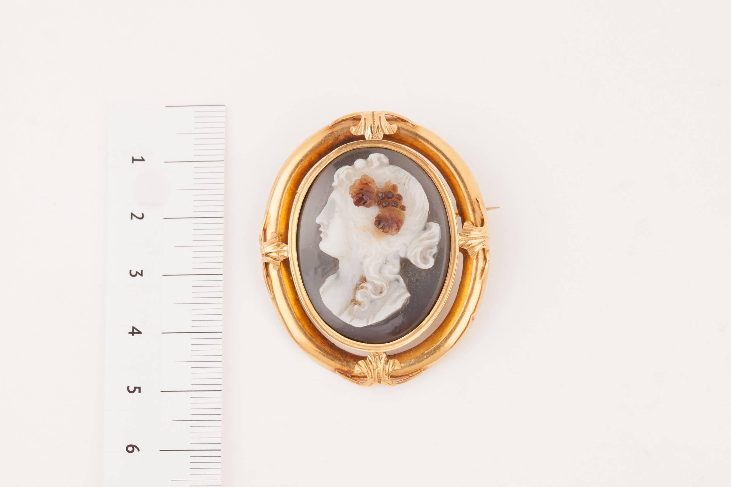 Napoleon III Gold and Agate  Cameo Brooch In Good Condition In Saint-Ouen, FR