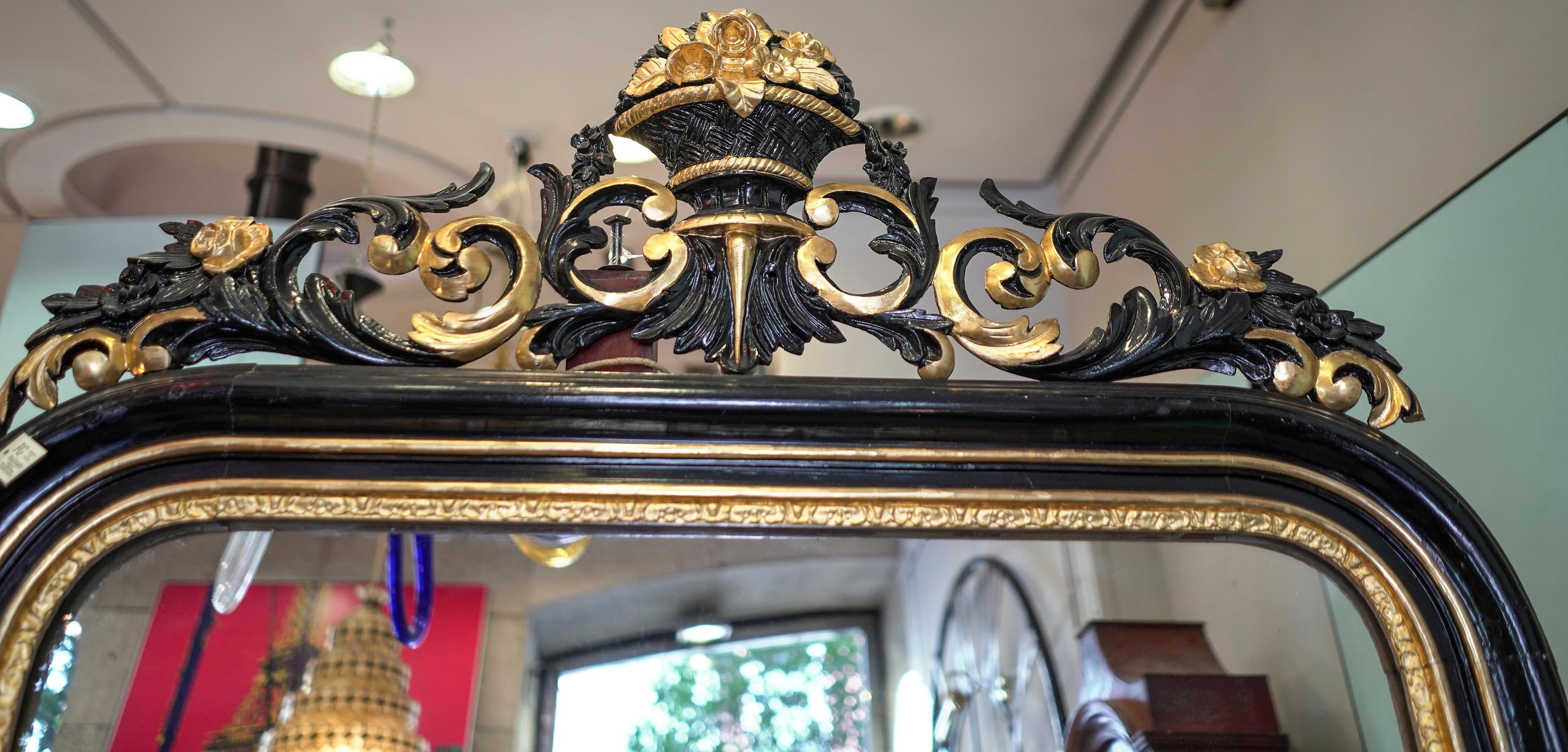 Stunning wall mirror in black lacquer and gold carved wood, French 19th century, Napoleón III period, circa 1860. In a very good condition to use and age.
It has a exquisite carved and golden floral tuft.
Its an extraordinary piece for any important