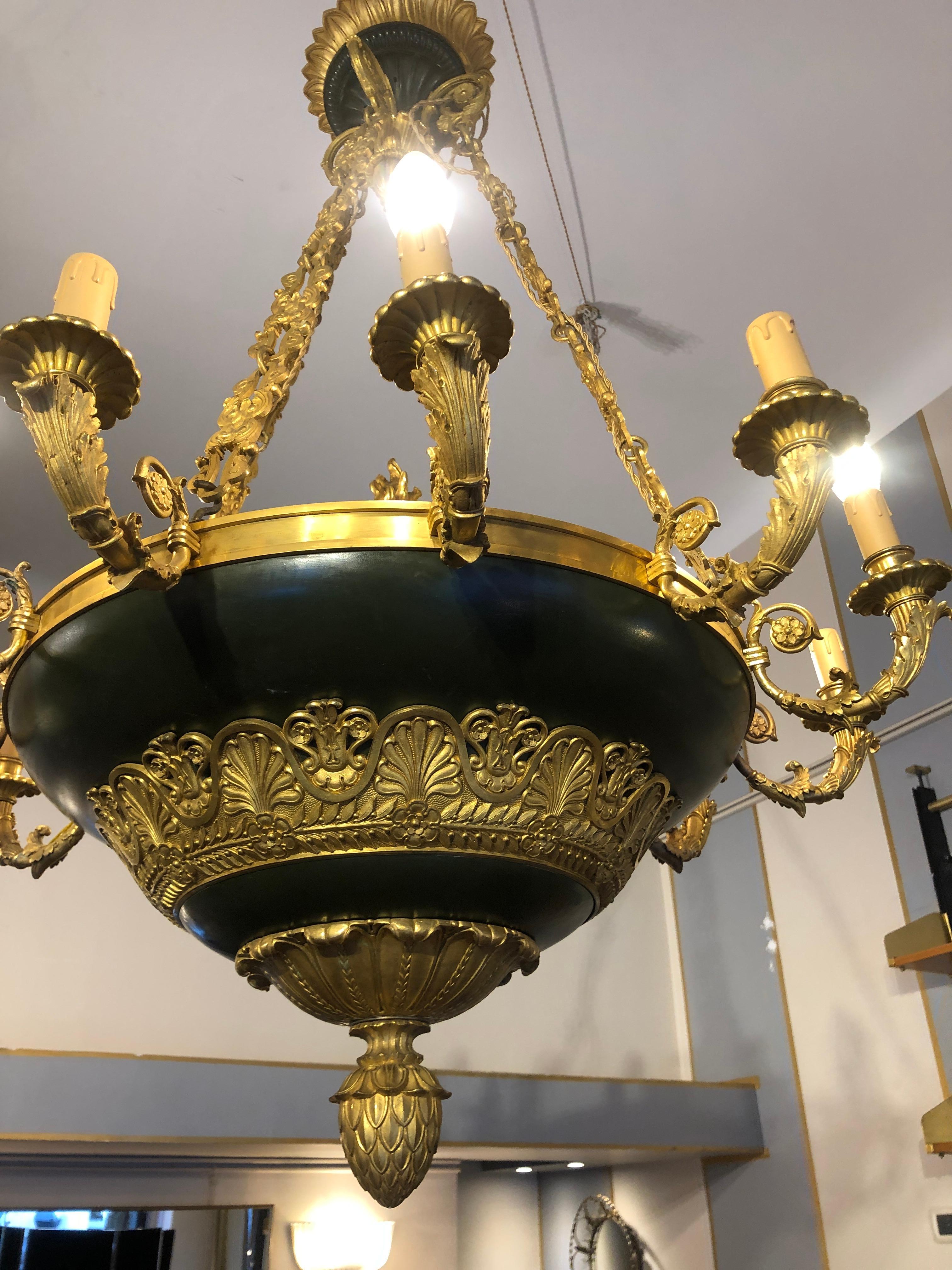 Zwölf-Licht-Kronleuchter aus Goldbronze und dunkelgrünem Lack, Napoleon III. (Französisch) im Angebot
