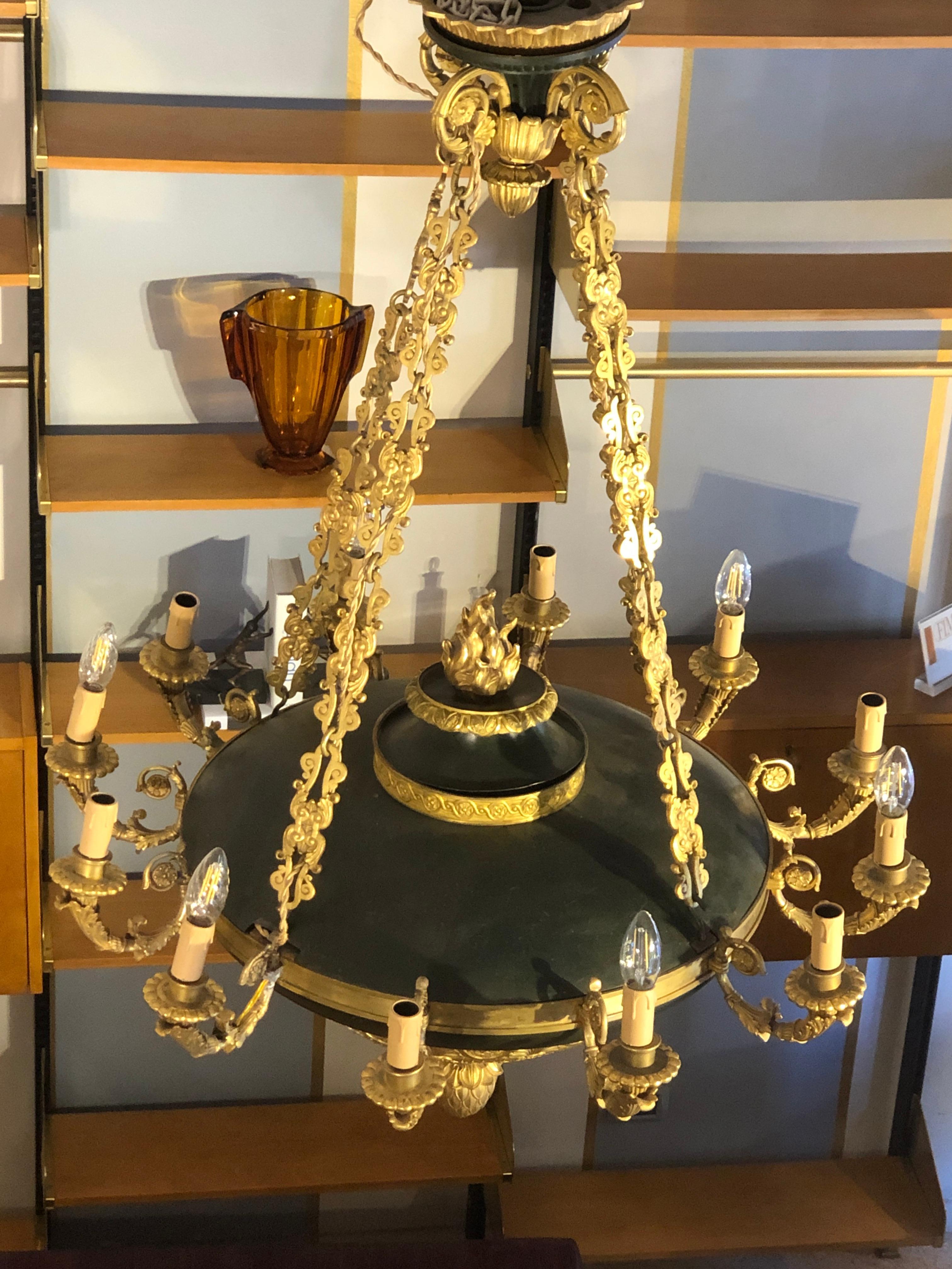 Zwölf-Licht-Kronleuchter aus Goldbronze und dunkelgrünem Lack, Napoleon III. (Bronze) im Angebot