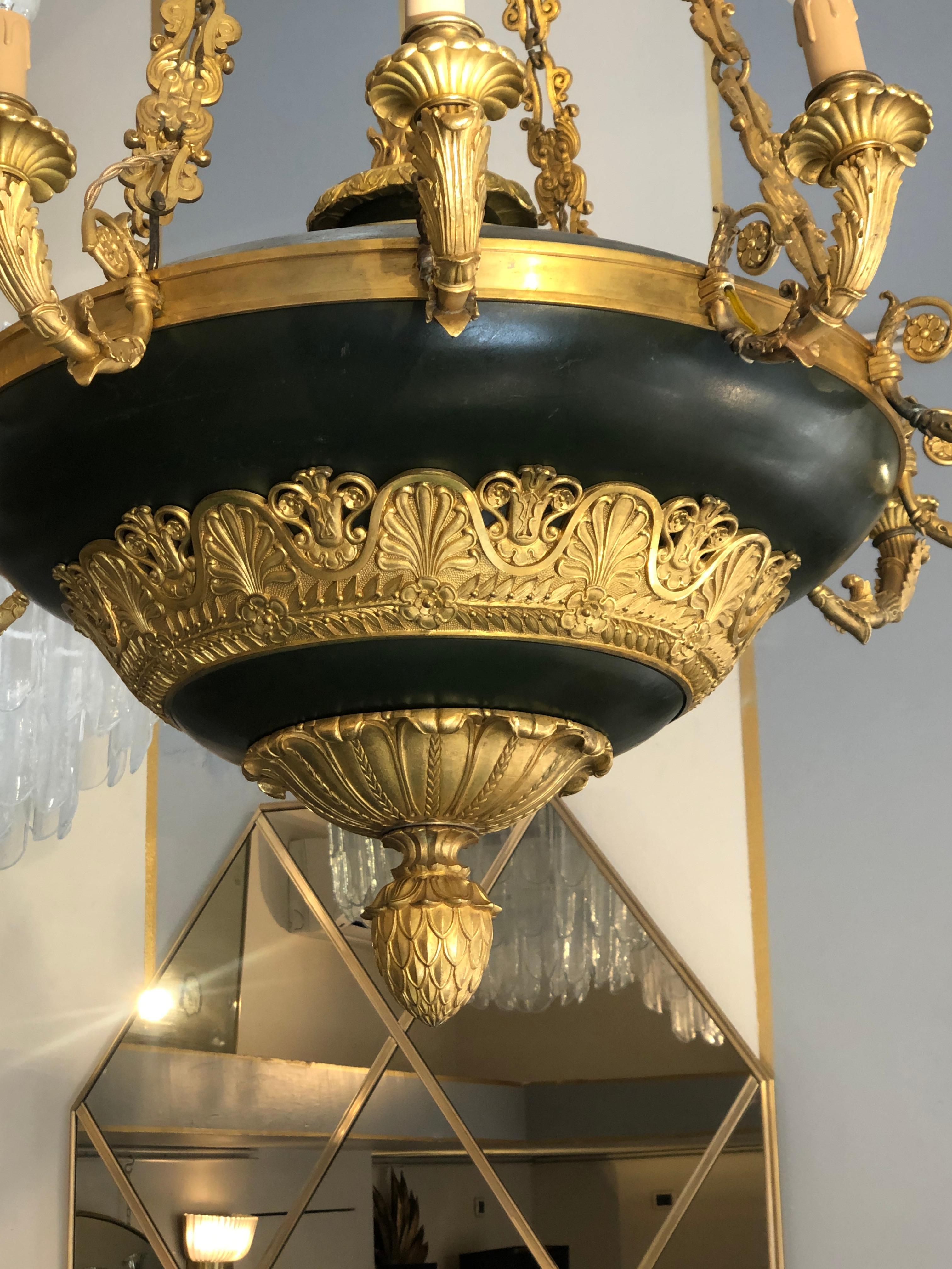 Zwölf-Licht-Kronleuchter aus Goldbronze und dunkelgrünem Lack, Napoleon III. im Angebot 3