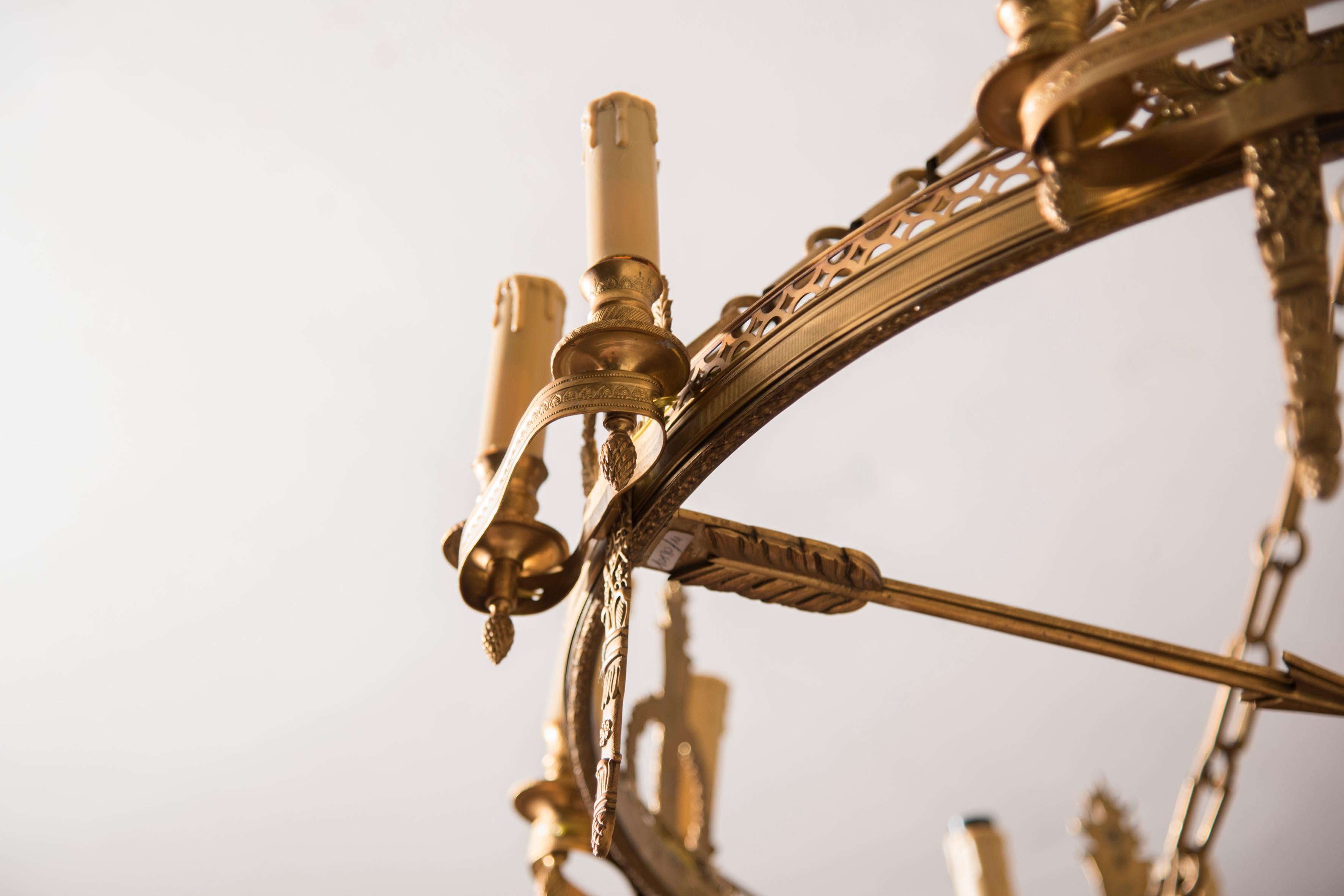 Français Lustre Napoléon III en bronze doré à huit lumières arrondies en vente