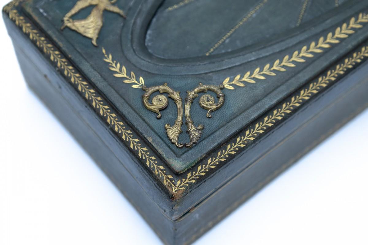 Women's or Men's Napoleon III green leather embossed multiple ring box, France, XIX century. For Sale