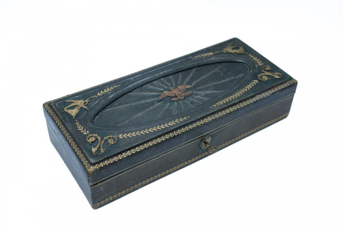 Napoleon III green leather embossed multiple ring box, France, XIX century. For Sale 5