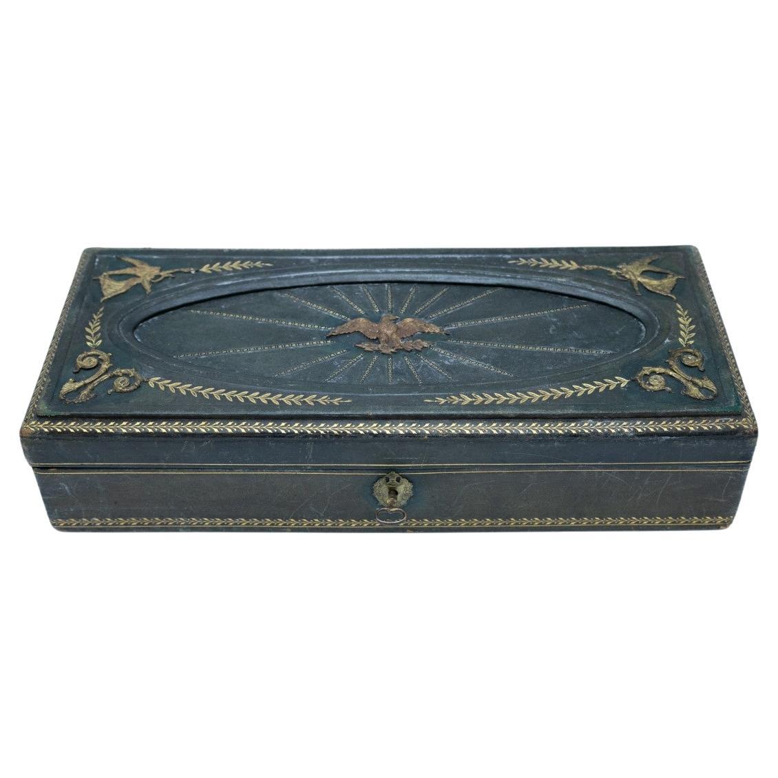Caja de anillas múltiples Napoleón III de cuero verde repujado, Francia, S. XIX.