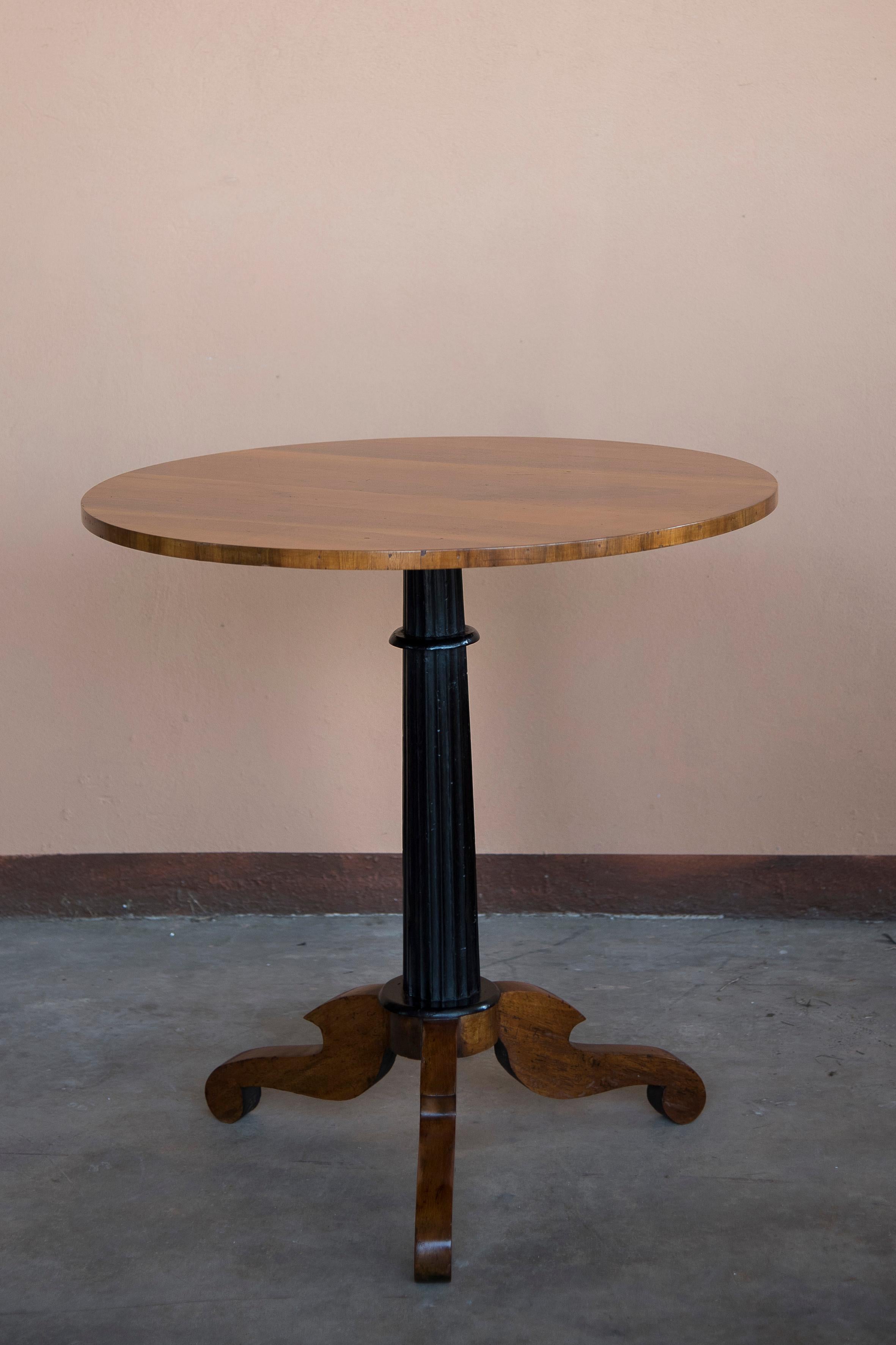 Italian Napoleon III Gueridon Walnut Wood Rounded Table For Sale