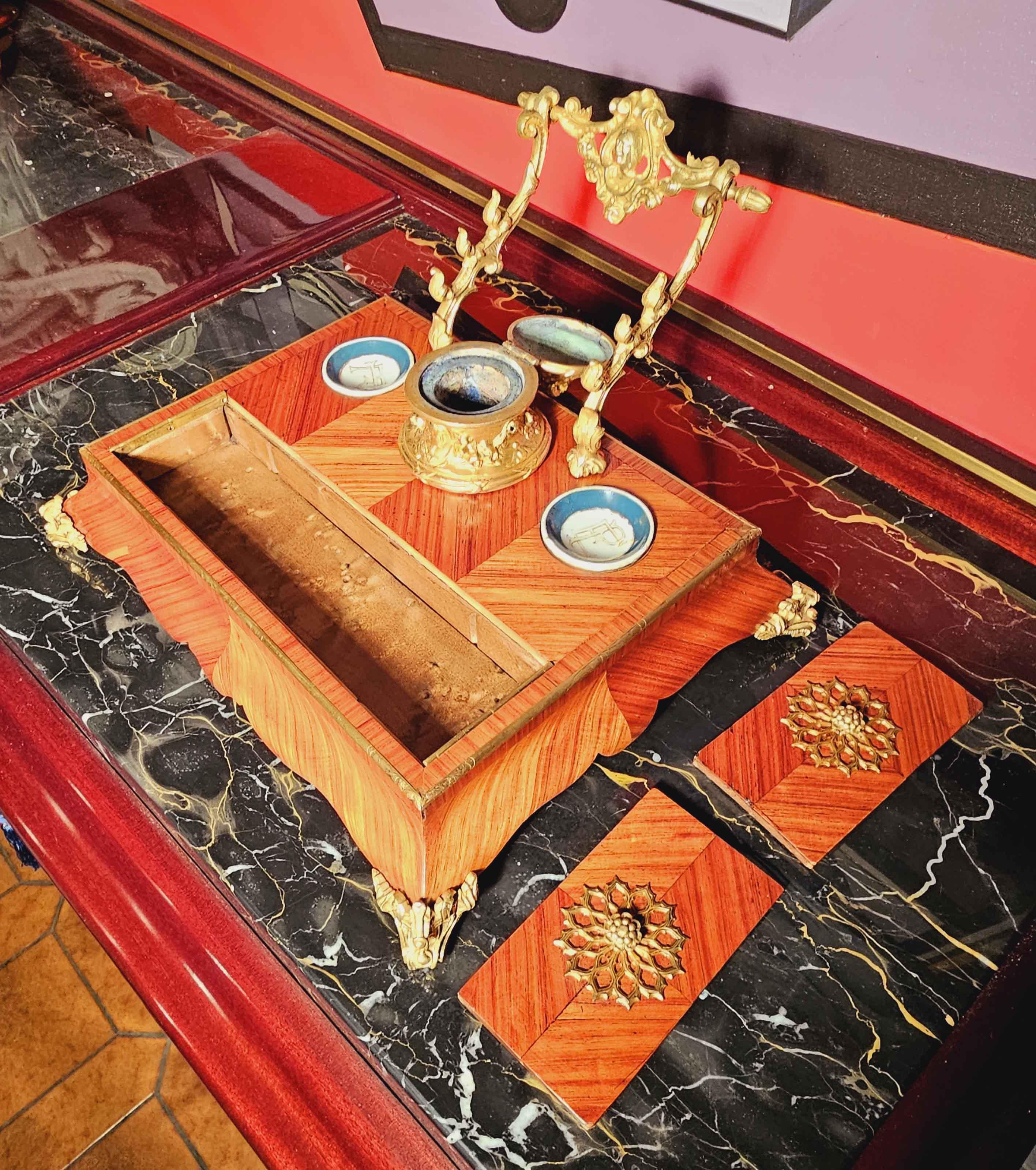 Napoleon III. Tintenfass-Schreibkasten aus Rosenholzporzellan und vergoldeter Bronze im Angebot 7