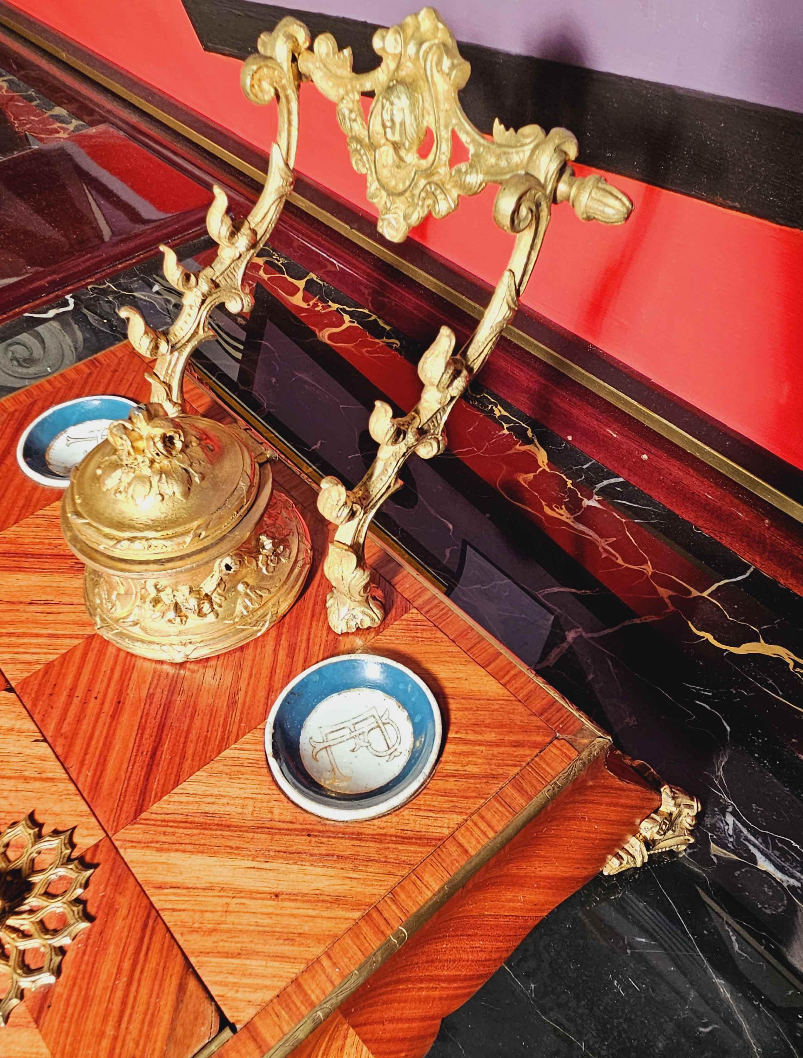 Napoleon III. Tintenfass-Schreibkasten aus Rosenholzporzellan und vergoldeter Bronze im Angebot 8