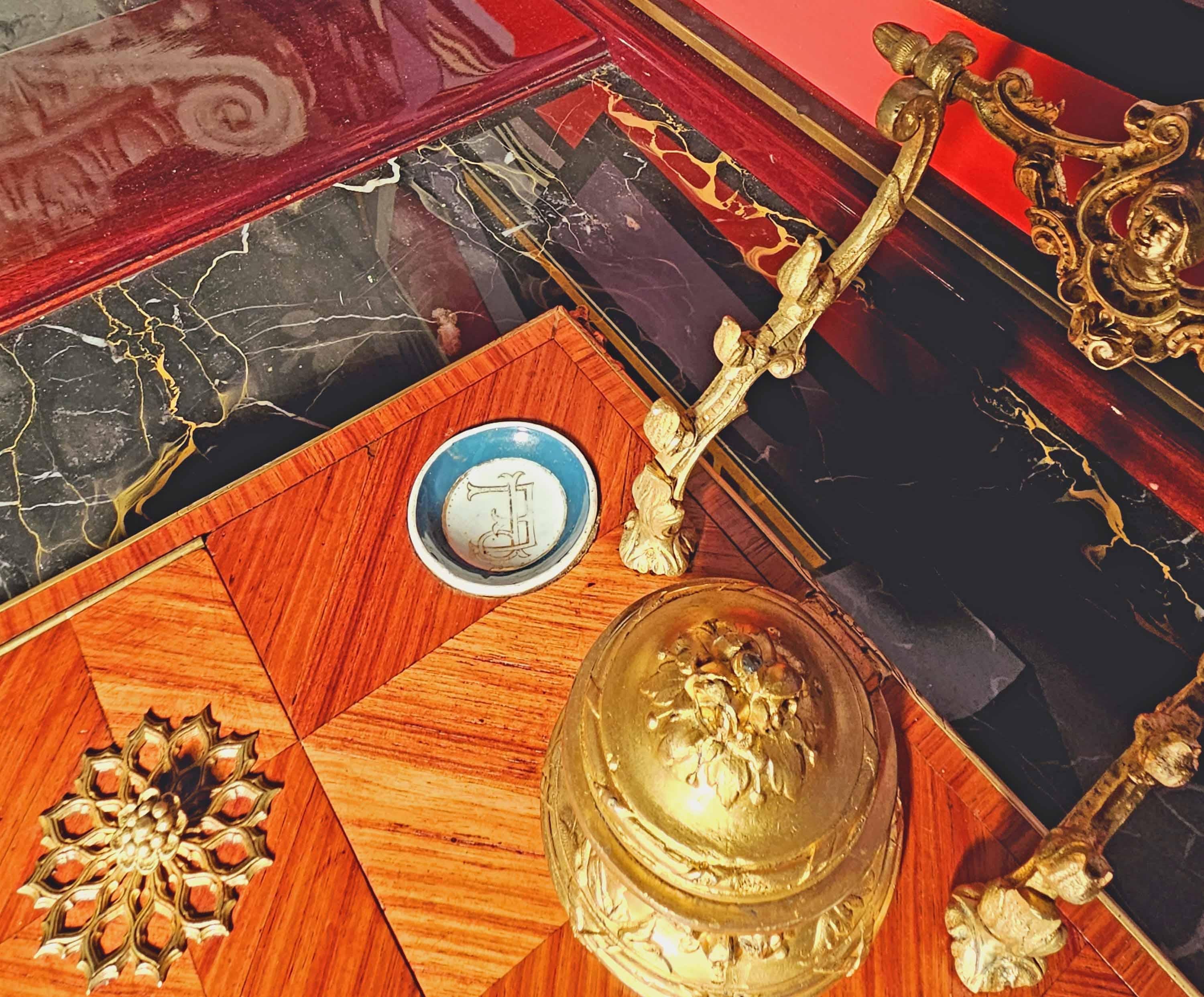 Napoleon III. Tintenfass-Schreibkasten aus Rosenholzporzellan und vergoldeter Bronze im Angebot 9