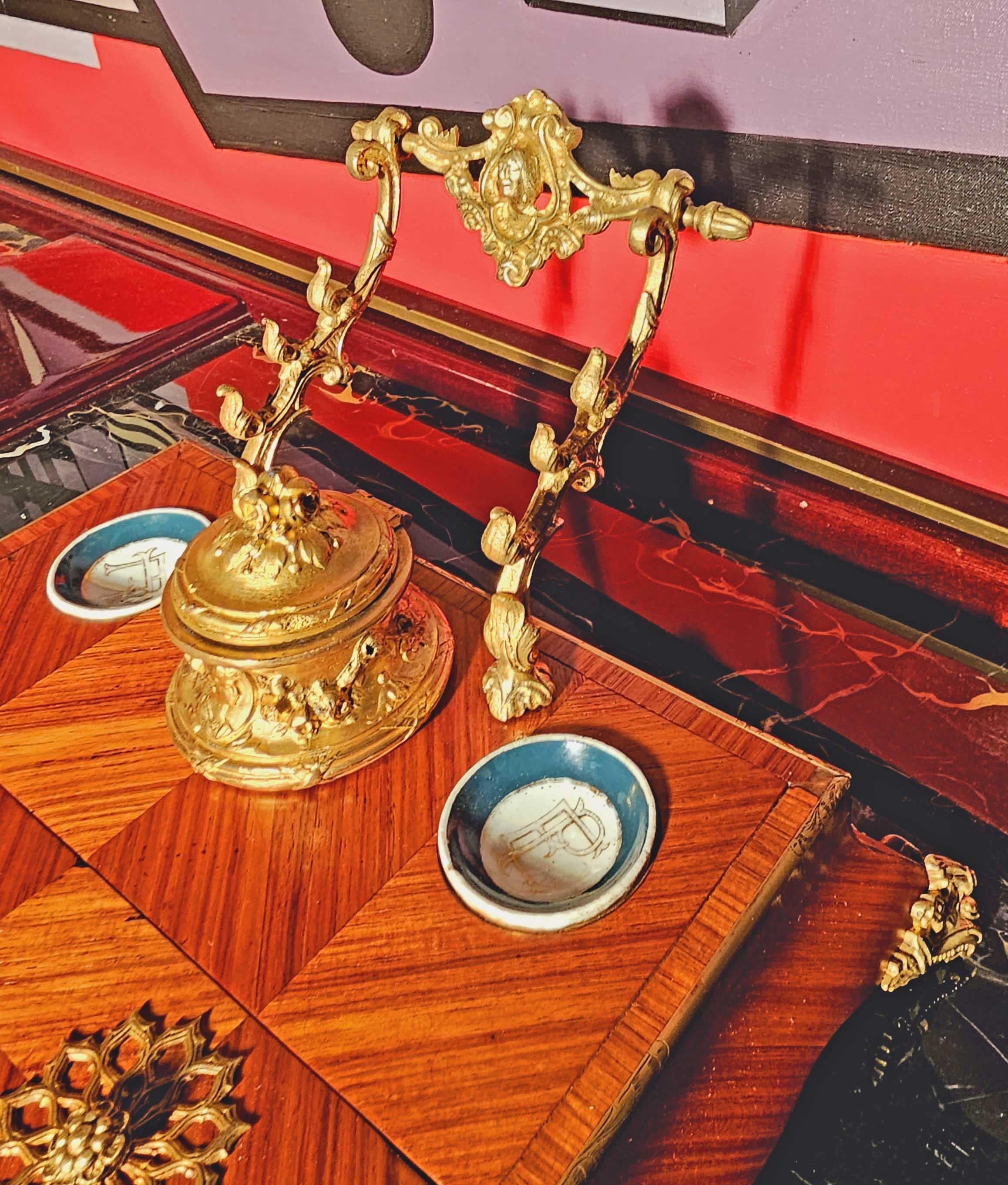 Napoleon III. Tintenfass-Schreibkasten aus Rosenholzporzellan und vergoldeter Bronze im Angebot 11